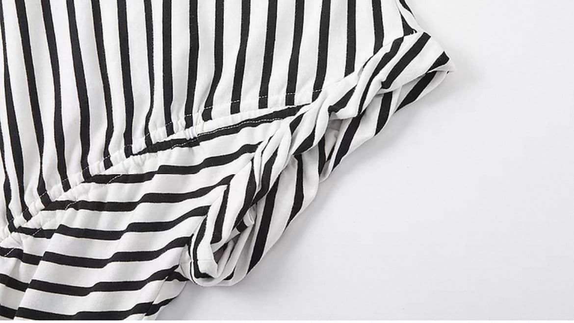 モード系ファッション アシンメトリーストライプトップス｜骨格ストレートも似合うデザイン