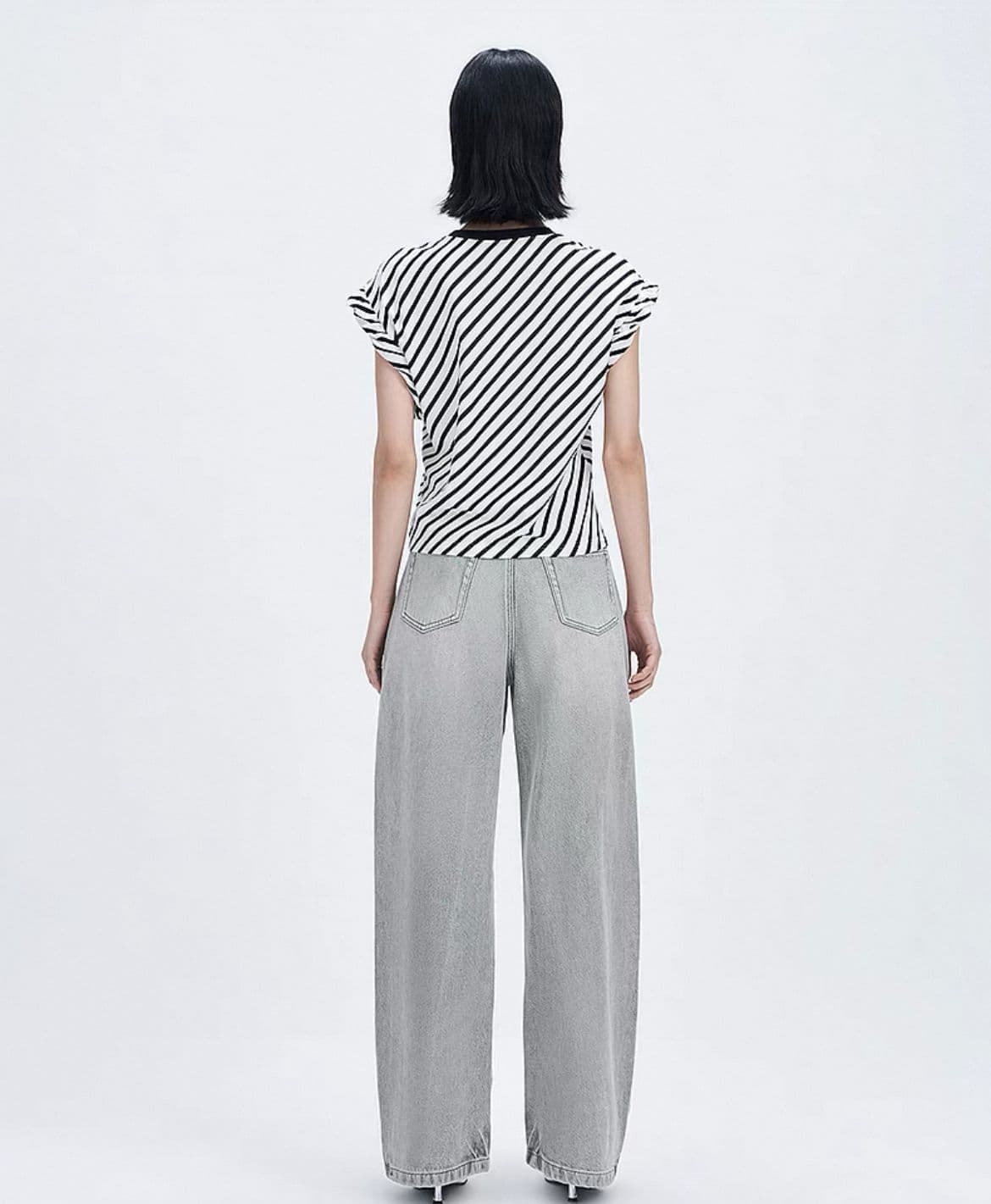 モード系ファッション アシンメトリーストライプトップス｜骨格ストレートも似合うデザイン