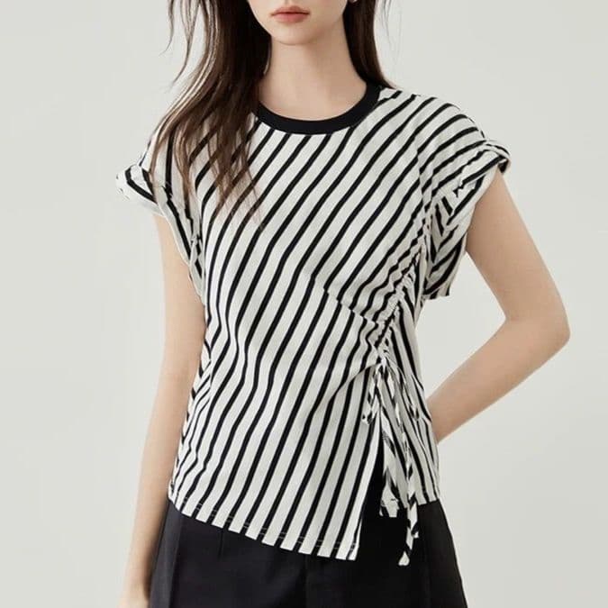 モード系ファッション アシンメトリーストライプトップス｜骨格ストレートも似合うデザイン