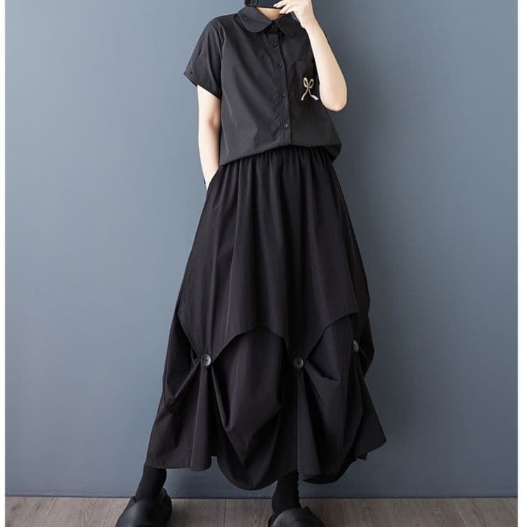 立体タックとボタンが魅せるモードな黒ロングスカート｜体型カバー＆動きのある美シルエット