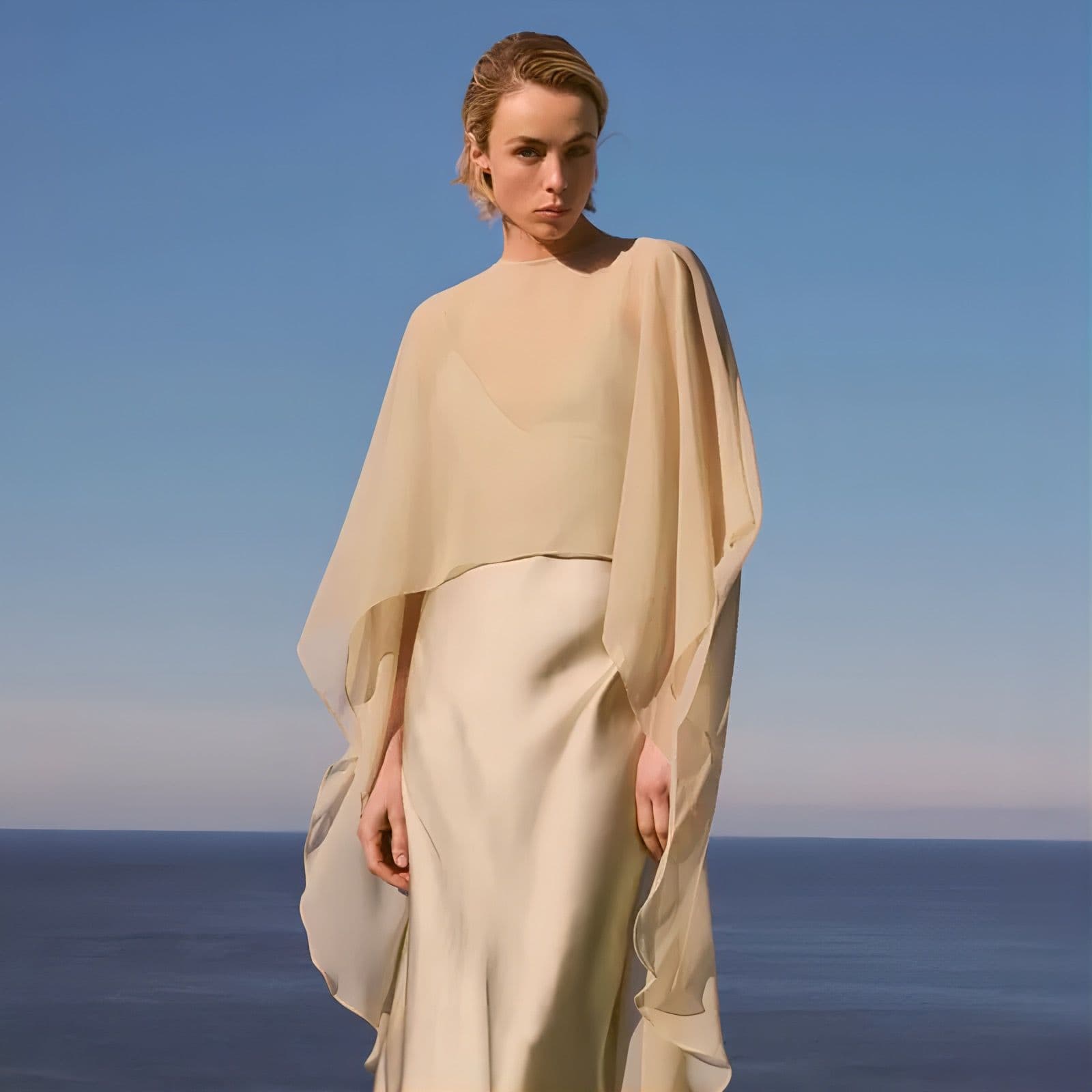 モード系ファッション 夏に映えるシアートップス｜軽やかドレープ×アシンメトリーデザインでモードな抜け感を演出