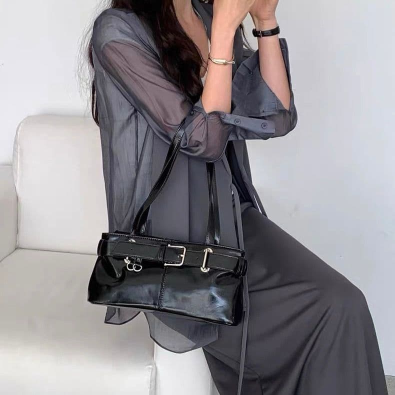 モード系 体型カバーも叶える、涼感アシンメトリーブラウス｜レイヤード風デザイン×フレアスリーブで夏映え確定