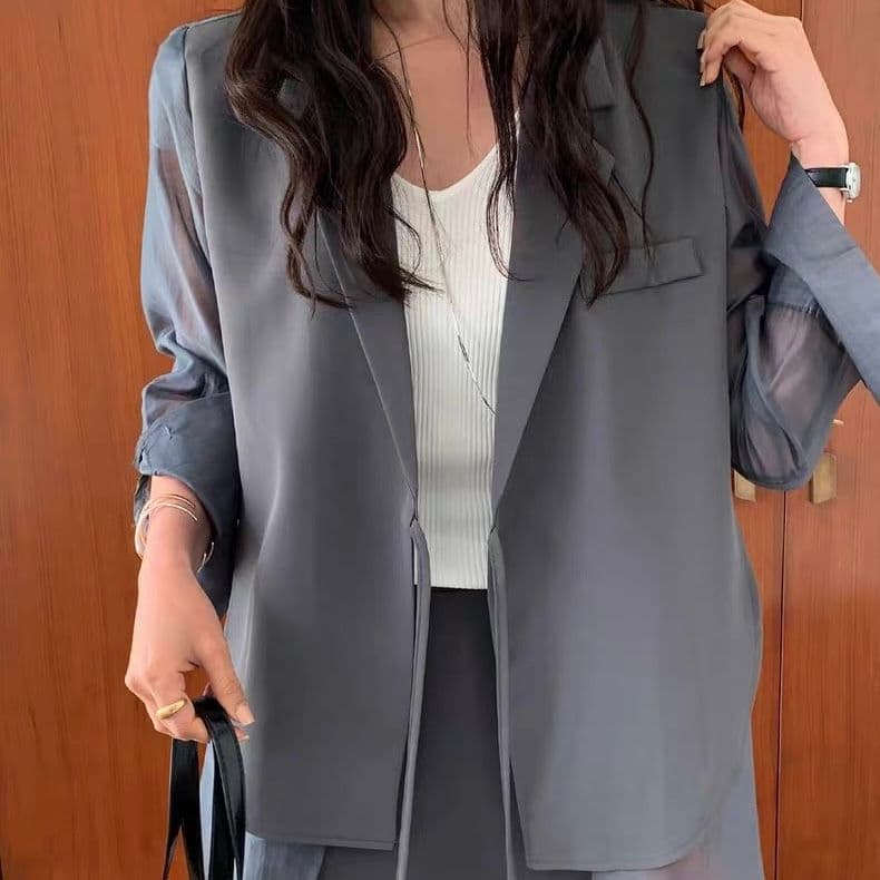 モード系 体型カバーも叶える、涼感アシンメトリーブラウス｜レイヤード風デザイン×フレアスリーブで夏映え確定