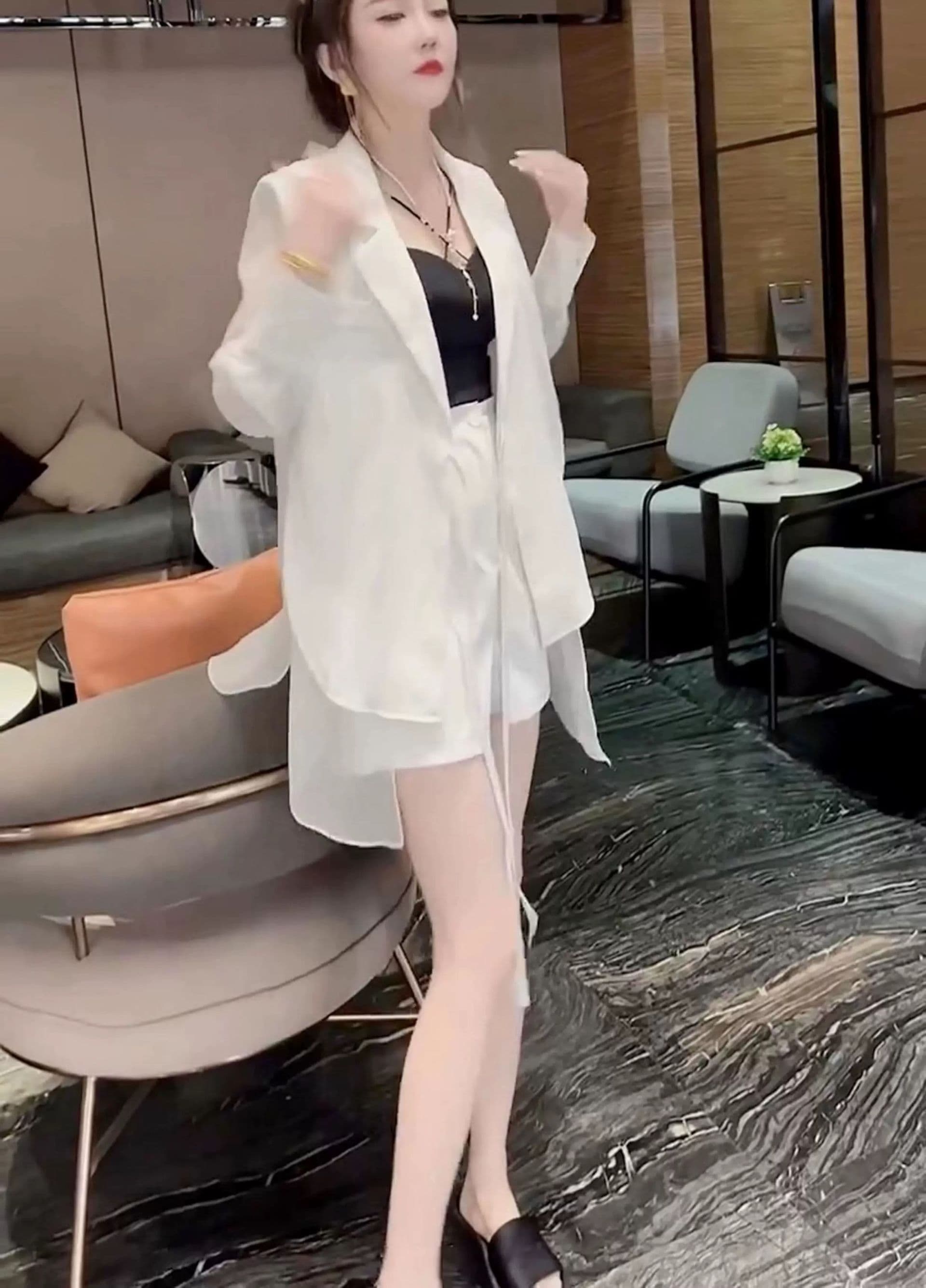 モード系 体型カバーも叶える、涼感アシンメトリーブラウス｜レイヤード風デザイン×フレアスリーブで夏映え確定