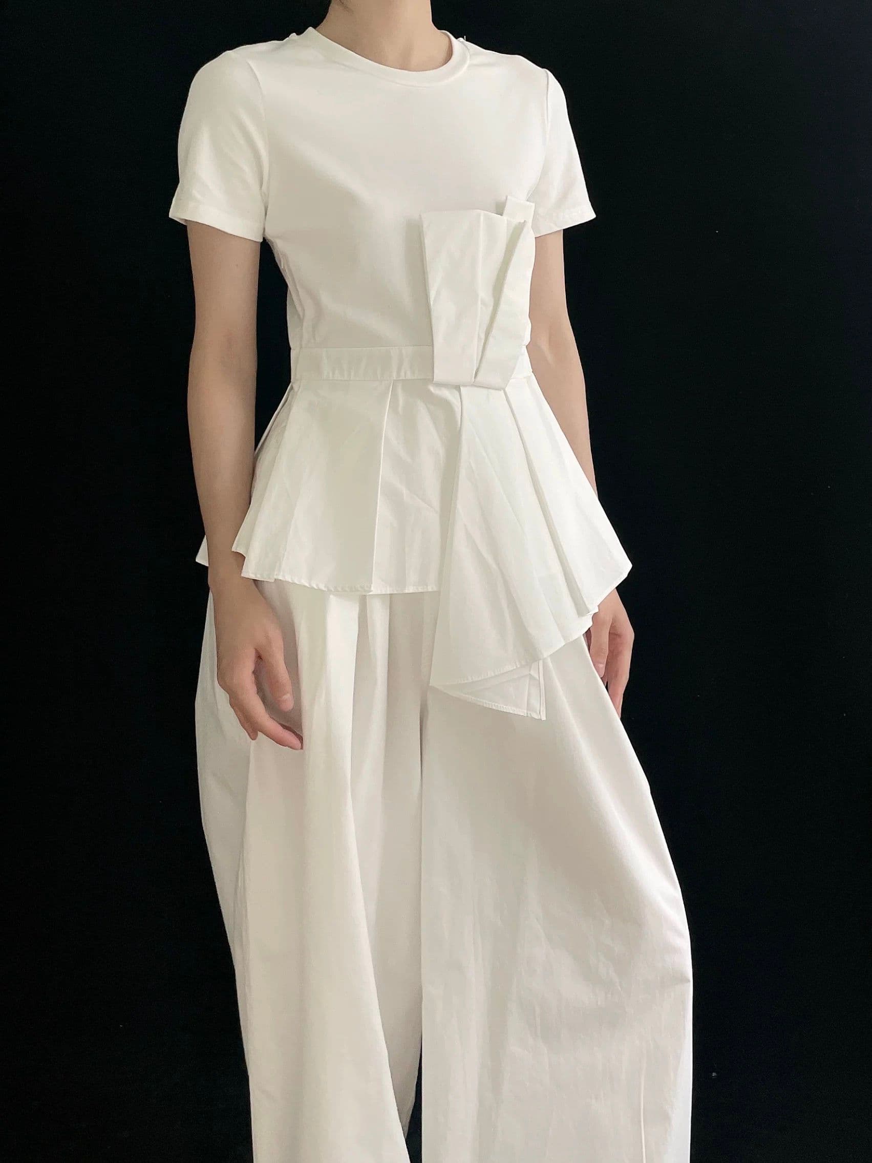 モード系ファッション アシンメトリーデザインTシャツ｜モード系×立体ドレープで華やか見え