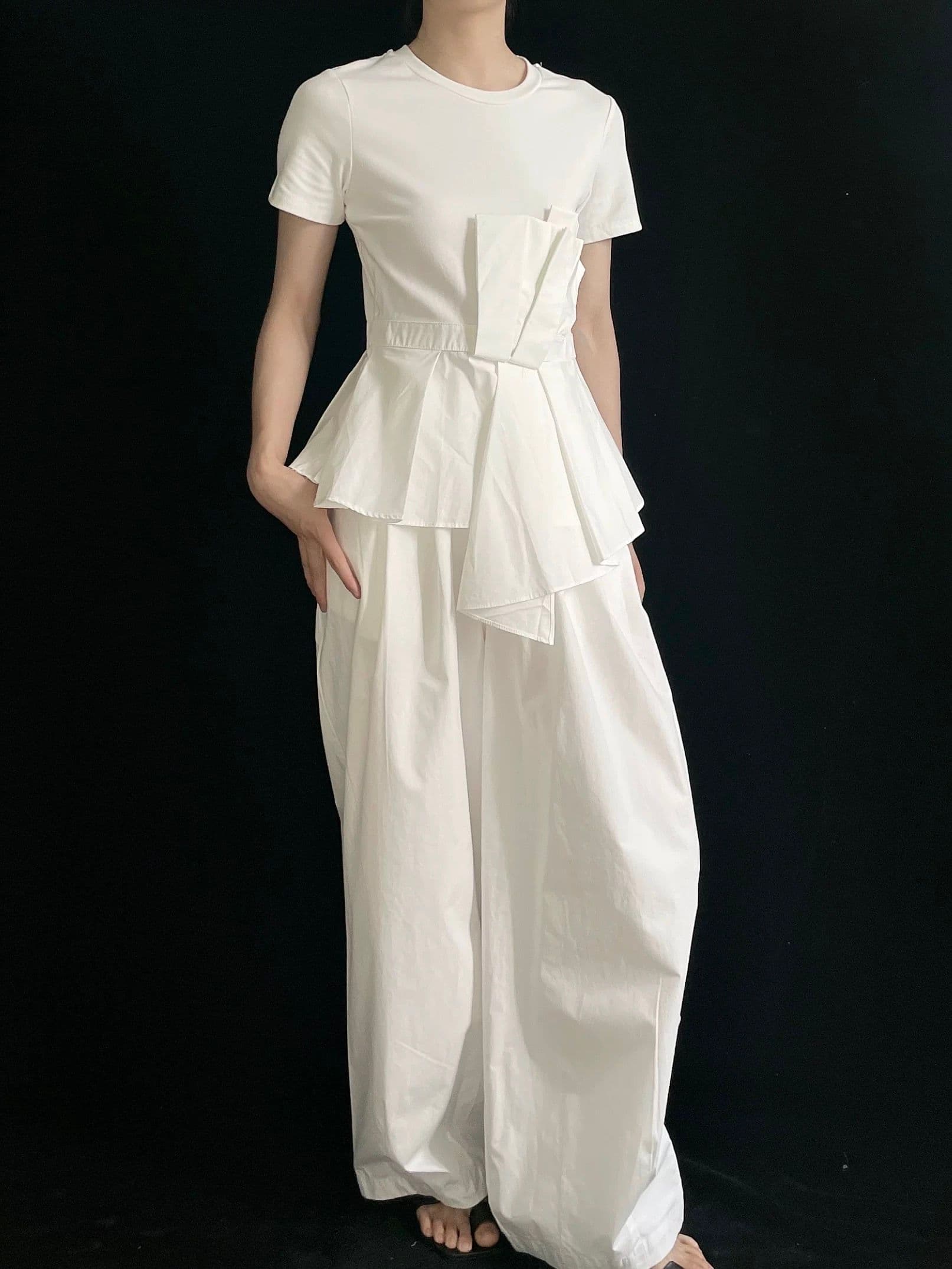 モード系ファッション アシンメトリーデザインTシャツ｜モード系×立体ドレープで華やか見え