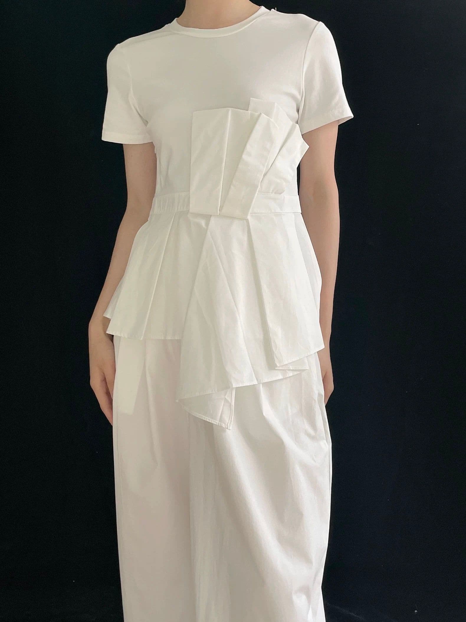 モード系ファッション アシンメトリーデザインTシャツ｜モード系×立体ドレープで華やか見え