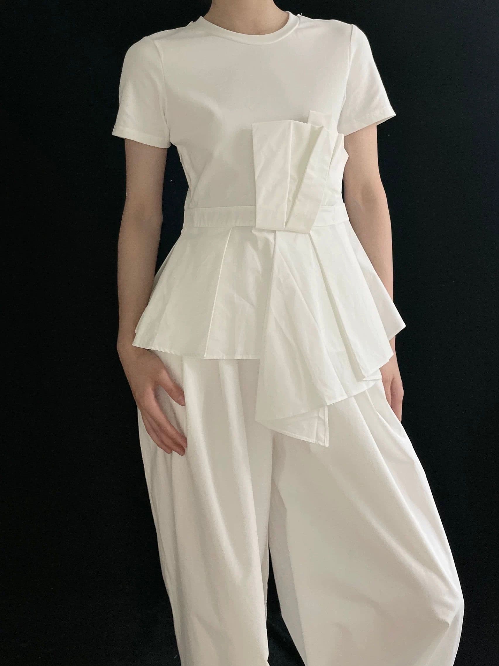 モード系ファッション アシンメトリーデザインTシャツ｜モード系×立体ドレープで華やか見え