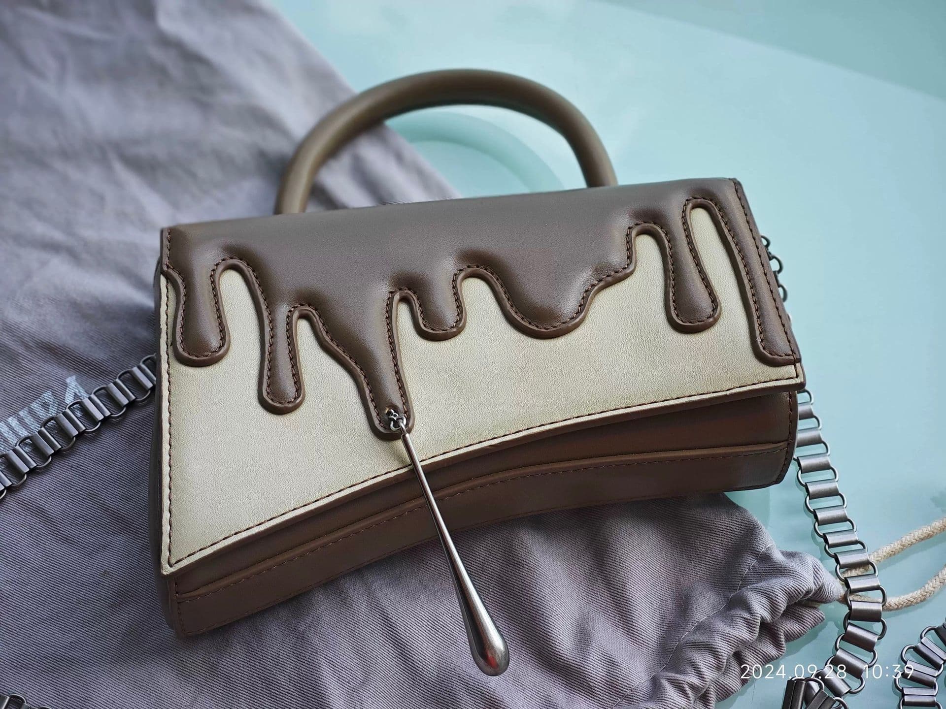 モード系ファッション アートな存在感。メルティドリップハンドバッグ｜ミニサイズ・ショルダー付属