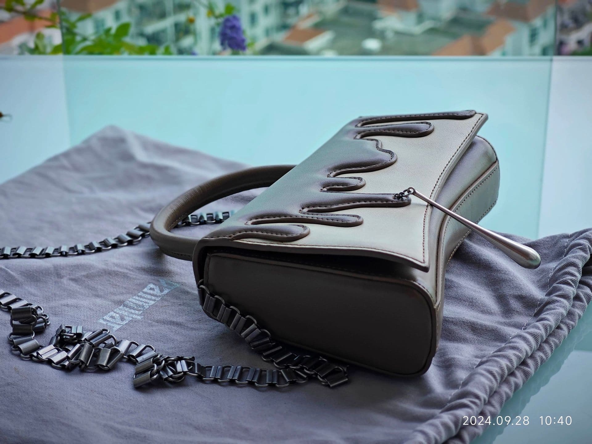 モード系ファッション アートな存在感。メルティドリップハンドバッグ｜ミニサイズ・ショルダー付属