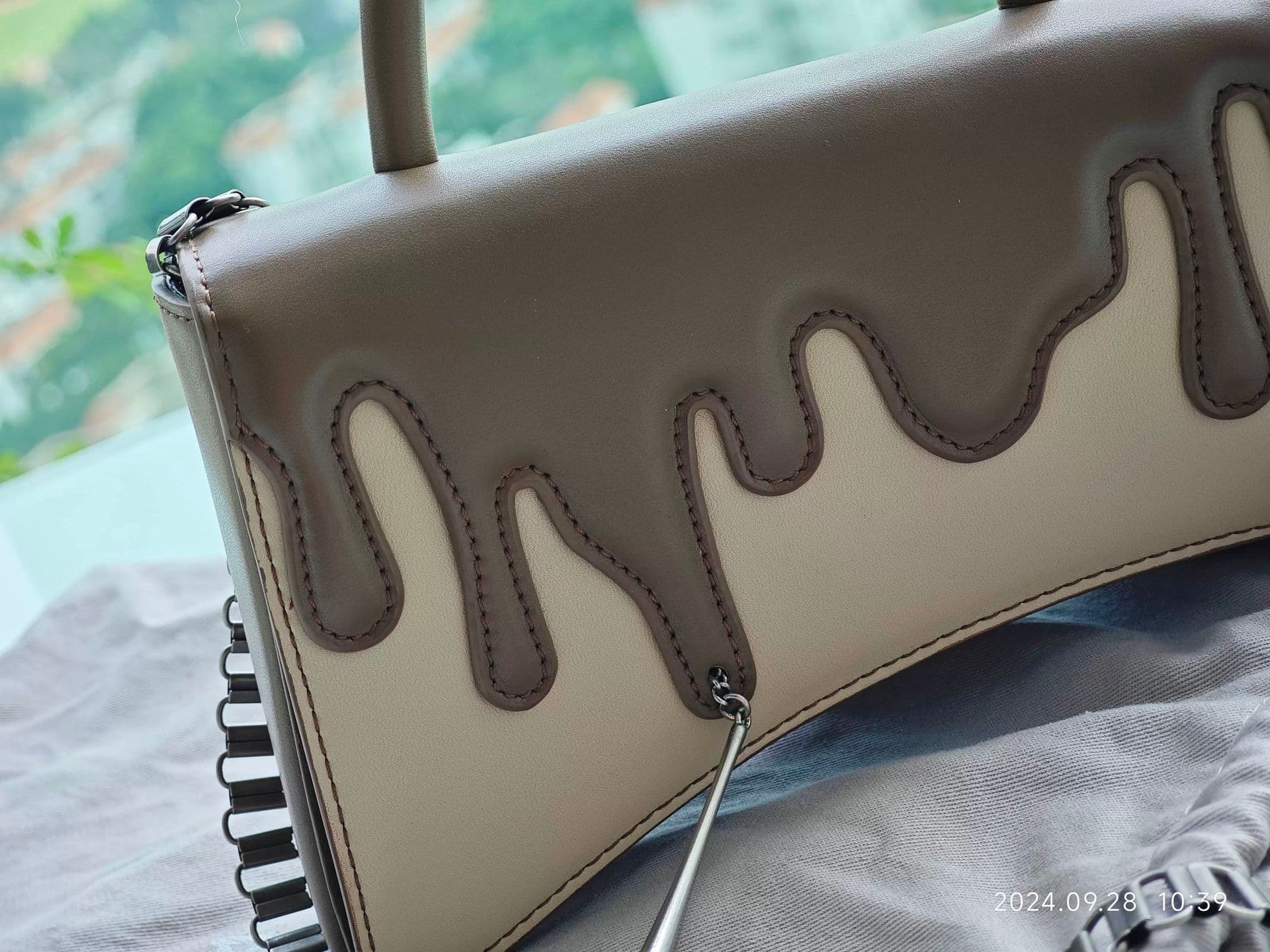 モード系ファッション アートな存在感。メルティドリップハンドバッグ｜ミニサイズ・ショルダー付属