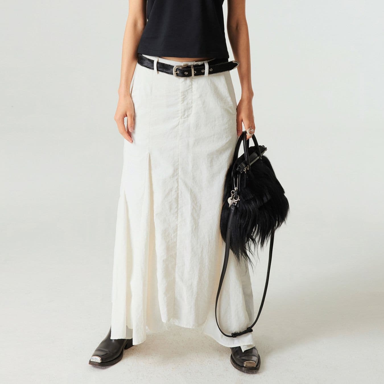 モード系 骨格ストレートに映える｜ナイロン素材のアシンメトリーフィッシュテールスカート（ホワイト／グレー）
