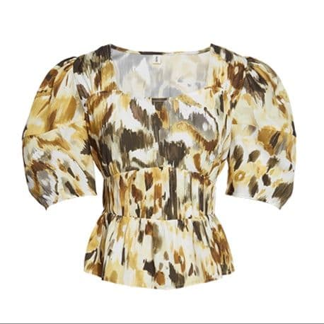 モード系 骨格ストレートにも似合う華やかブラウス｜スクエアネック×ギャザーデザイン