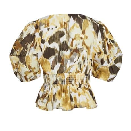 モード系 骨格ストレートにも似合う華やかブラウス｜スクエアネック×ギャザーデザイン