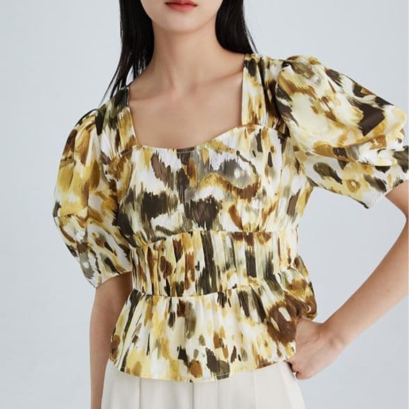 モード系 骨格ストレートにも似合う華やかブラウス｜スクエアネック×ギャザーデザイン