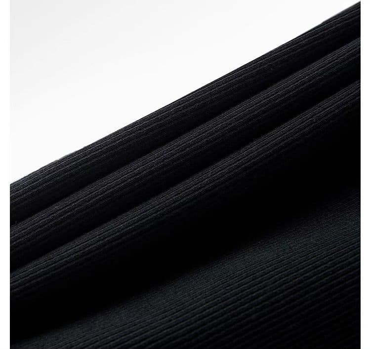 モード系 大人のためのVネックリブトップス｜体型悩みをカバーしながら品よく着られる1枚【骨格ストレート向け】