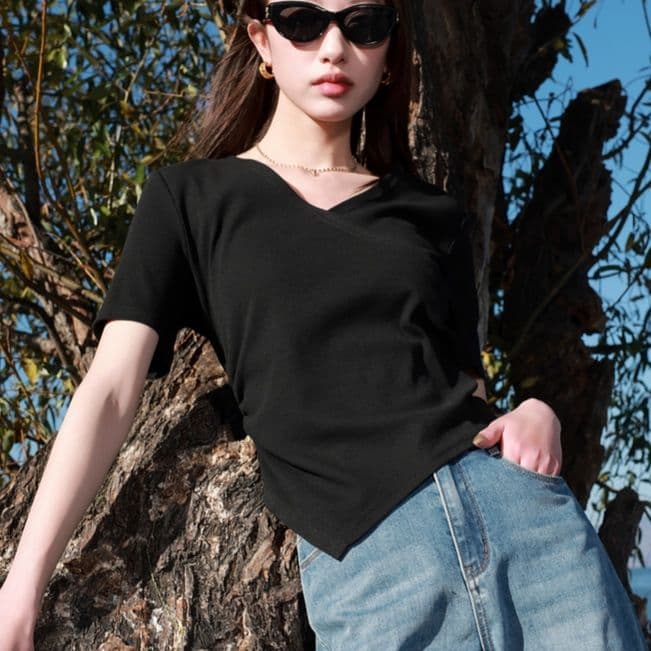 モード系 大人のためのVネックリブトップス｜体型悩みをカバーしながら品よく着られる1枚【骨格ストレート向け】