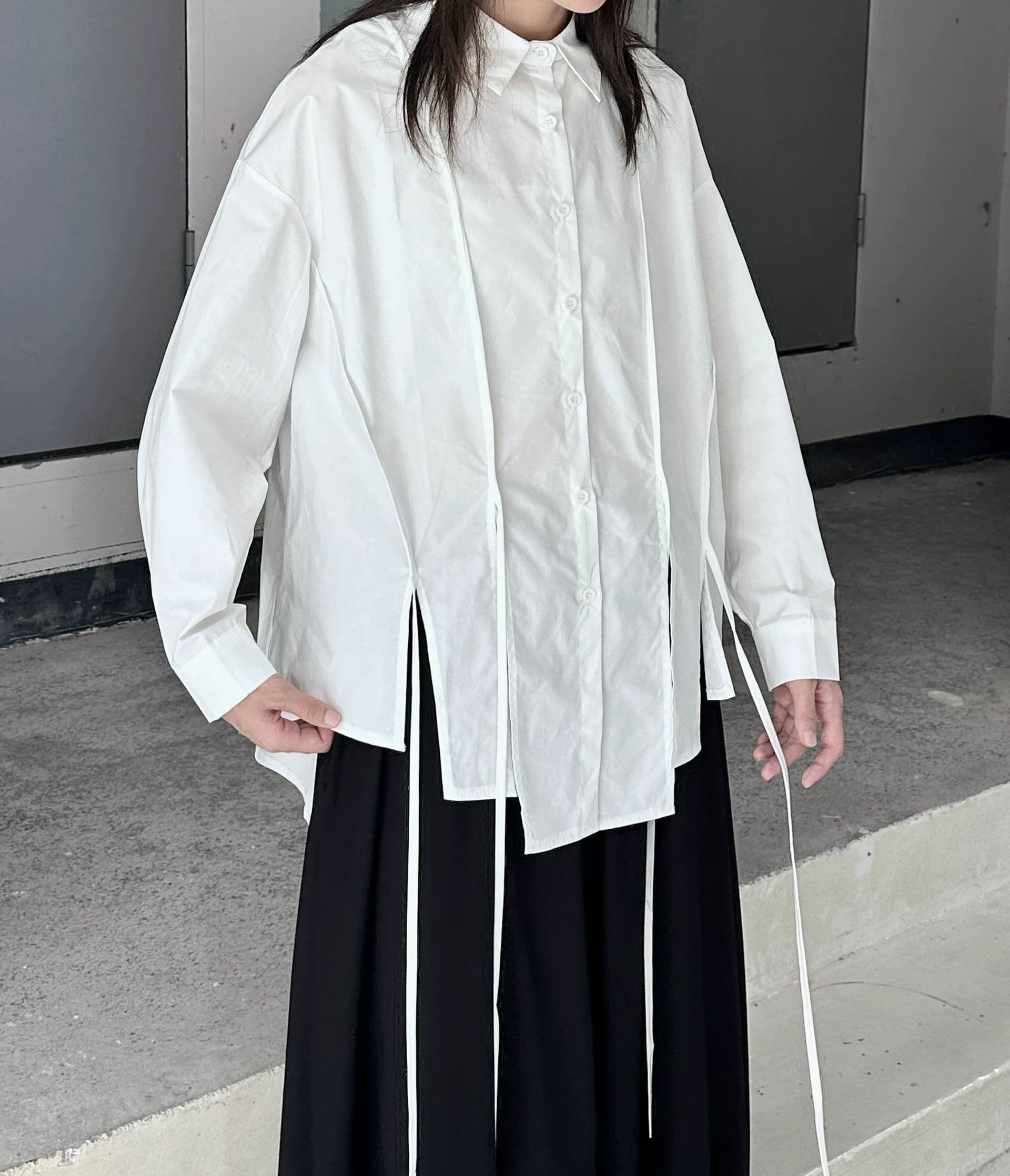 モード系ファッション【ユニセックス対応】アシンメトリースリット入りワイドシャツ（長袖／ホワイト|ブラック）