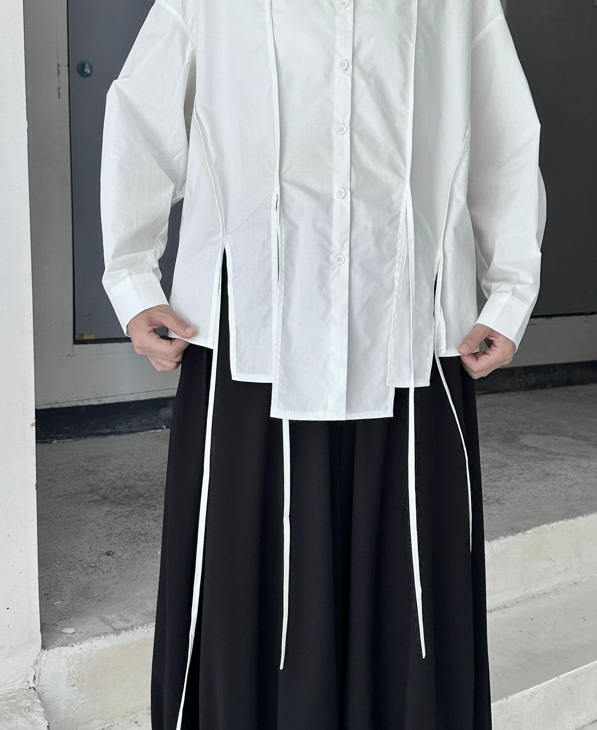 モード系ファッション【ユニセックス対応】アシンメトリースリット入りワイドシャツ（長袖／ホワイト|ブラック）