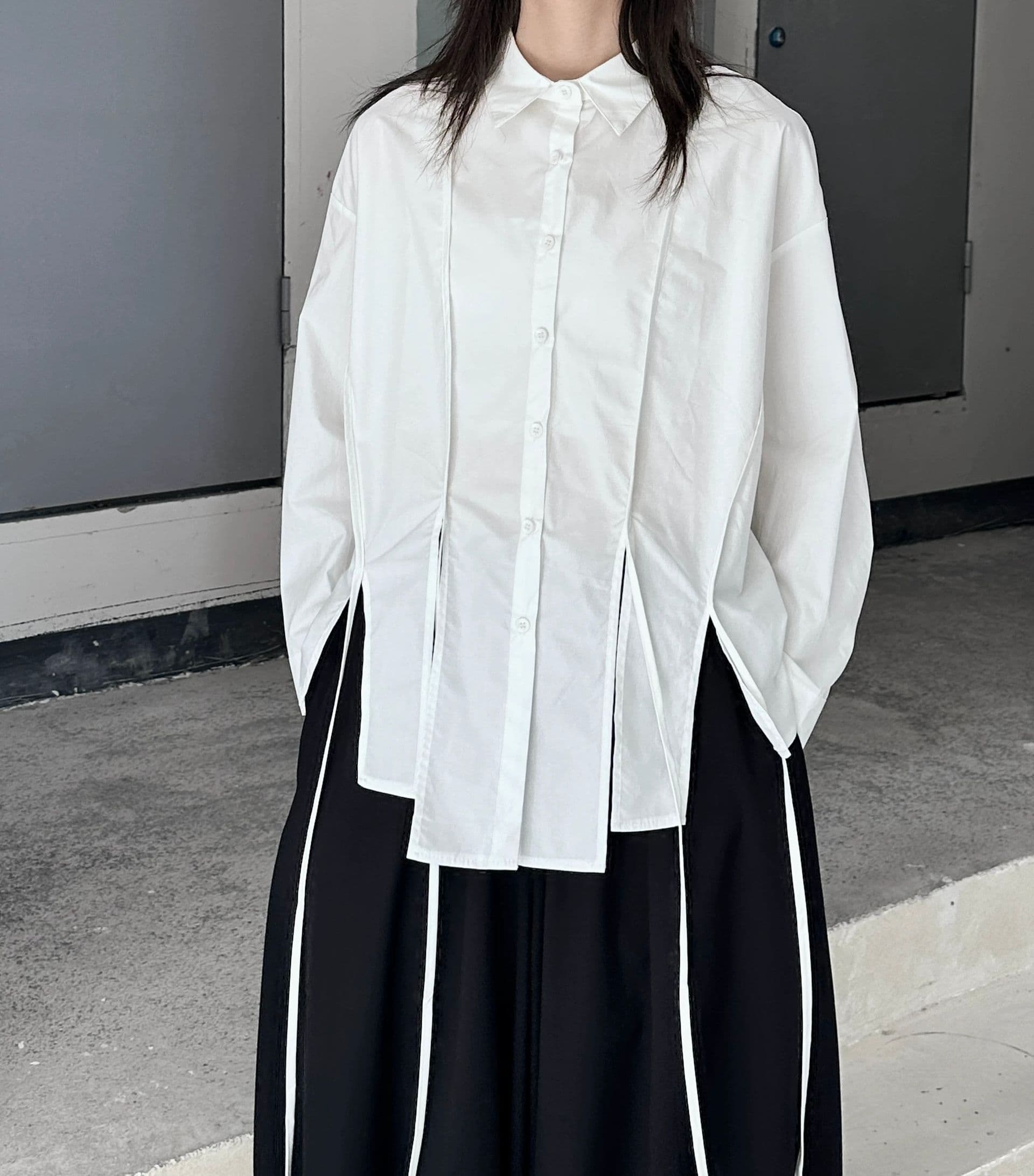 モード系ファッション【ユニセックス対応】アシンメトリースリット入りワイドシャツ（長袖／ホワイト|ブラック）