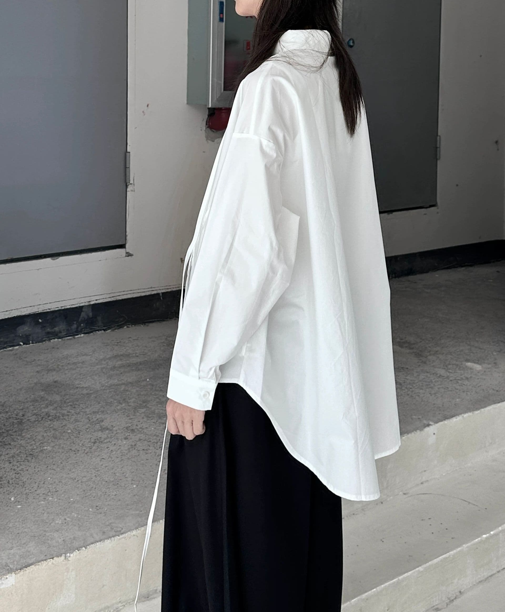 モード系ファッション【ユニセックス対応】アシンメトリースリット入りワイドシャツ（長袖／ホワイト|ブラック）
