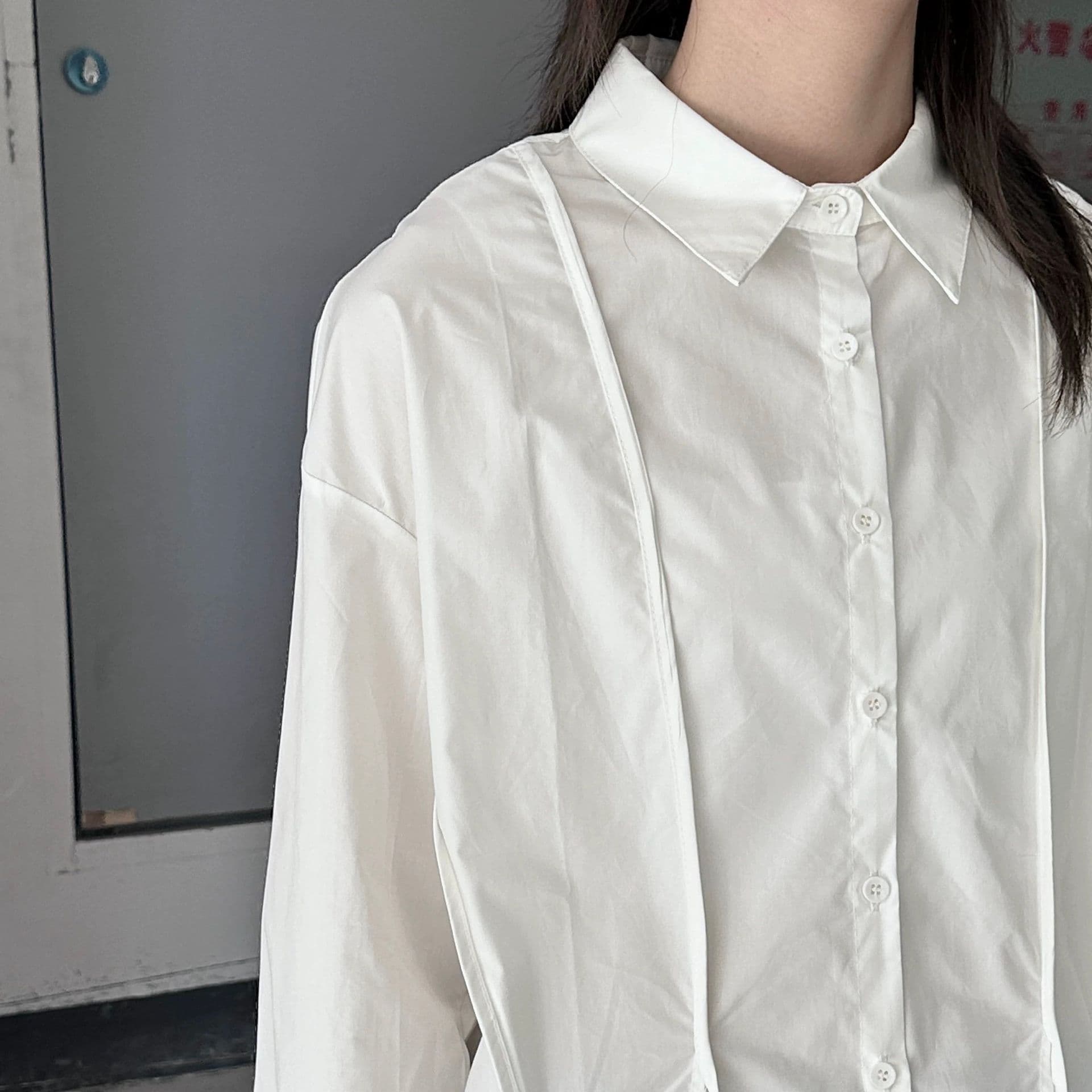 モード系ファッション【ユニセックス対応】アシンメトリースリット入りワイドシャツ（長袖／ホワイト|ブラック）