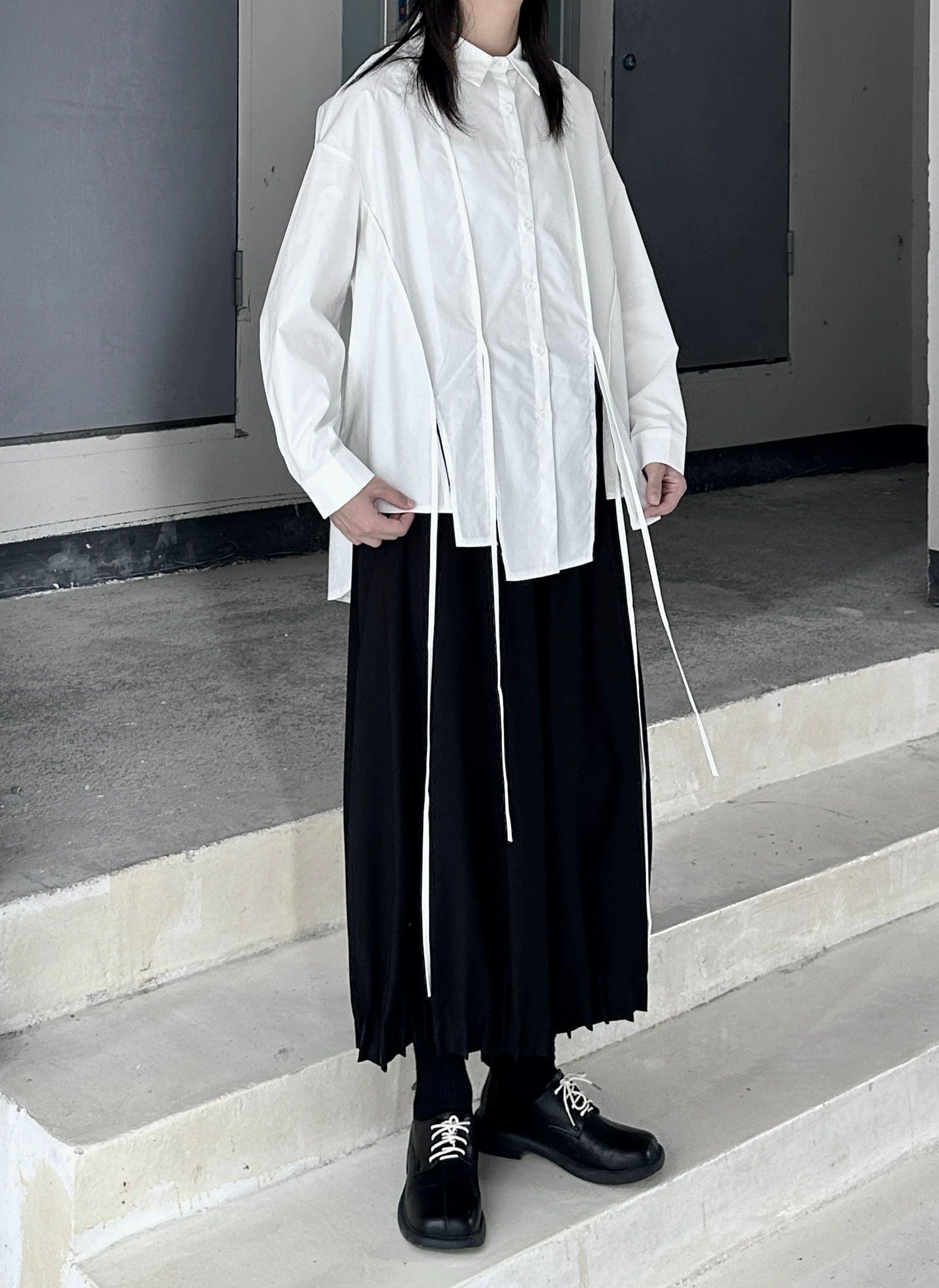 モード系ファッション【ユニセックス対応】アシンメトリースリット入りワイドシャツ（長袖／ホワイト|ブラック）