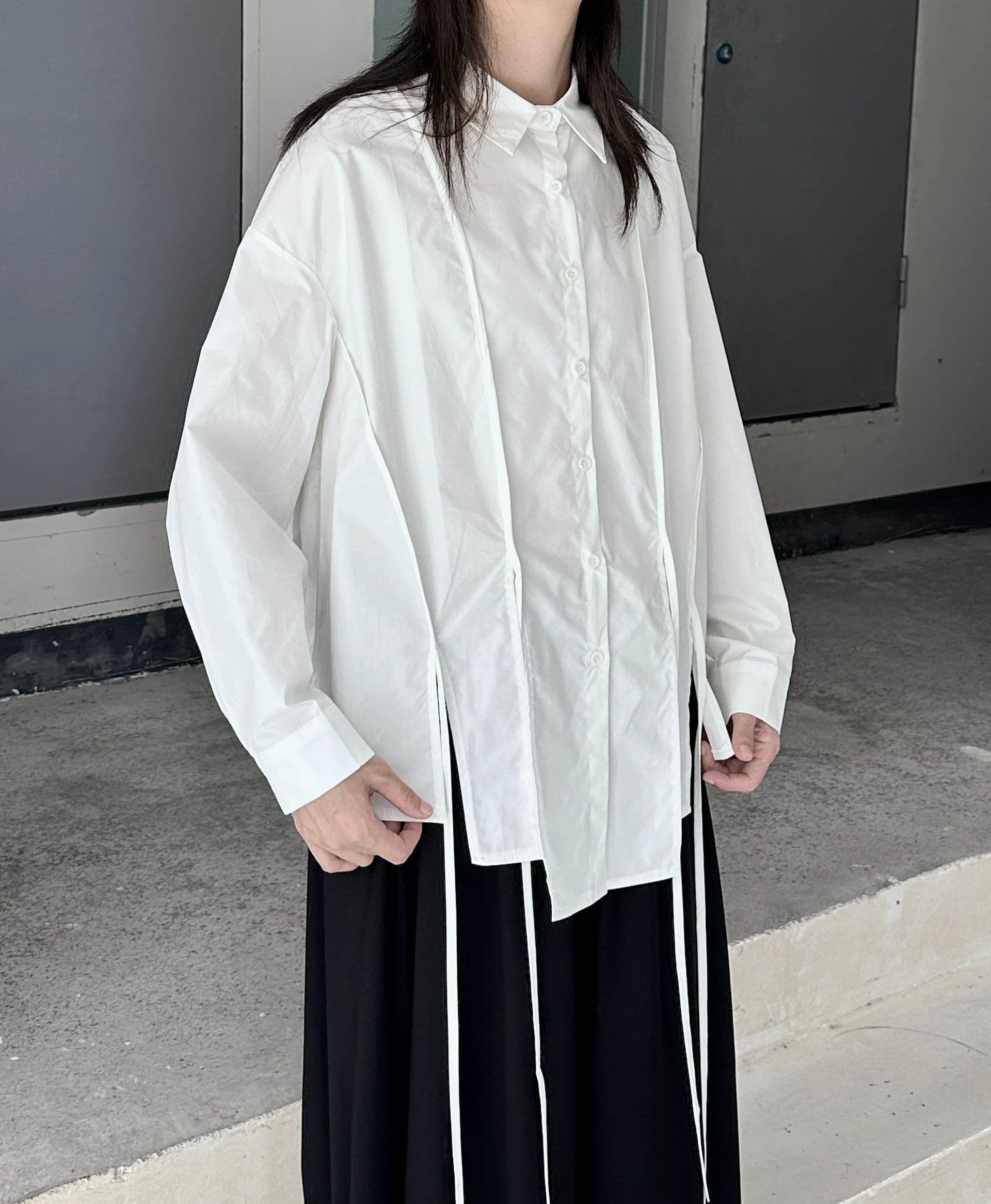 モード系ファッション【ユニセックス対応】アシンメトリースリット入りワイドシャツ（長袖／ホワイト|ブラック）