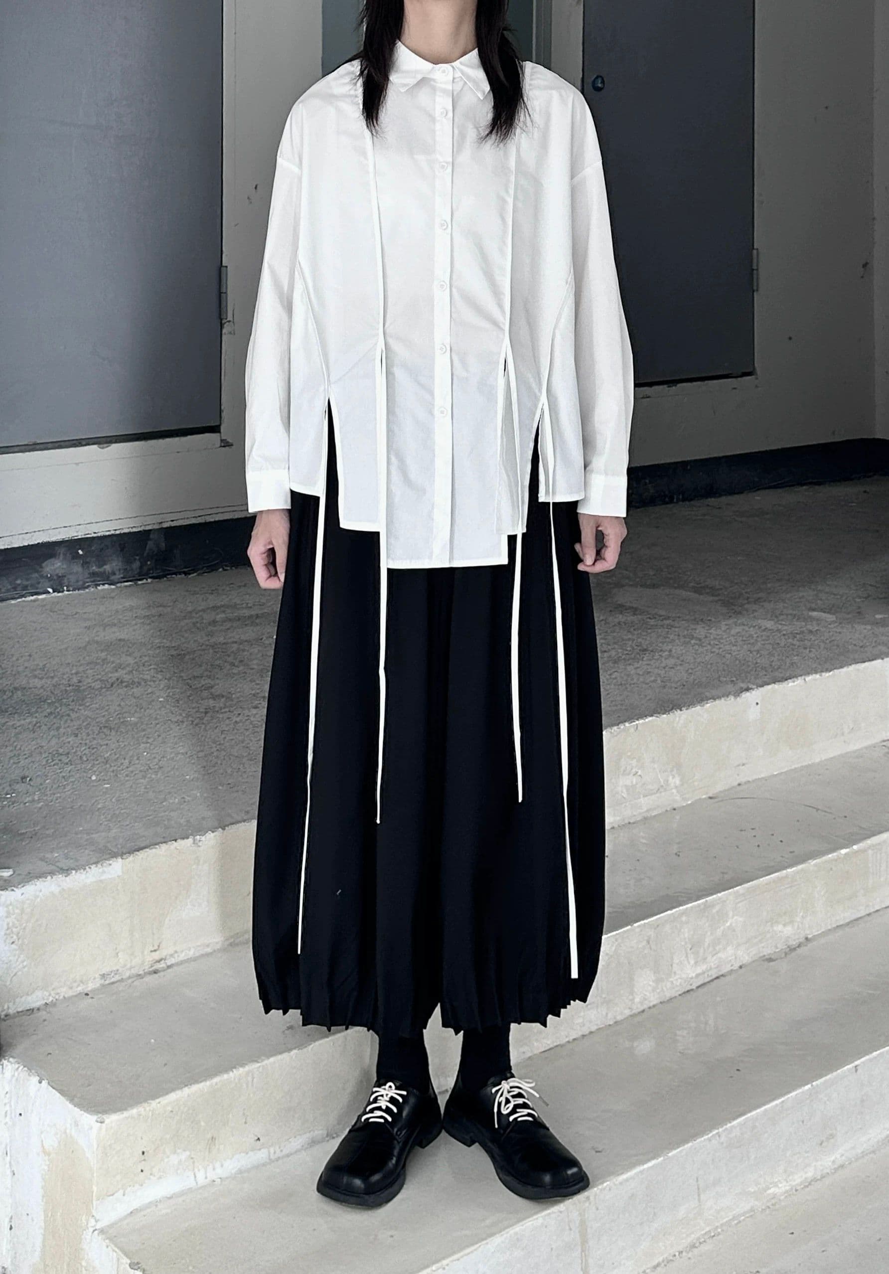 モード系ファッション【ユニセックス対応】アシンメトリースリット入りワイドシャツ（長袖／ホワイト|ブラック）