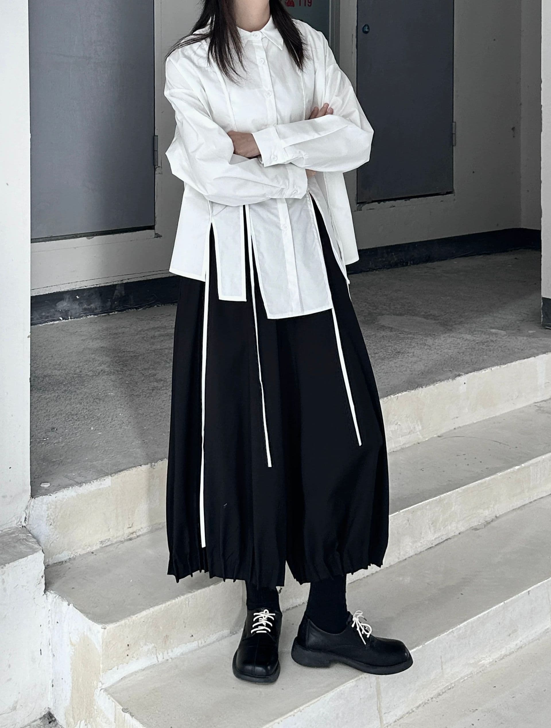 モード系ファッション【ユニセックス対応】アシンメトリースリット入りワイドシャツ（長袖／ホワイト|ブラック）