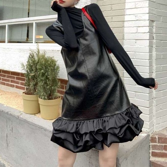 モード系ファッション エレガントな黒ドレープワンピース