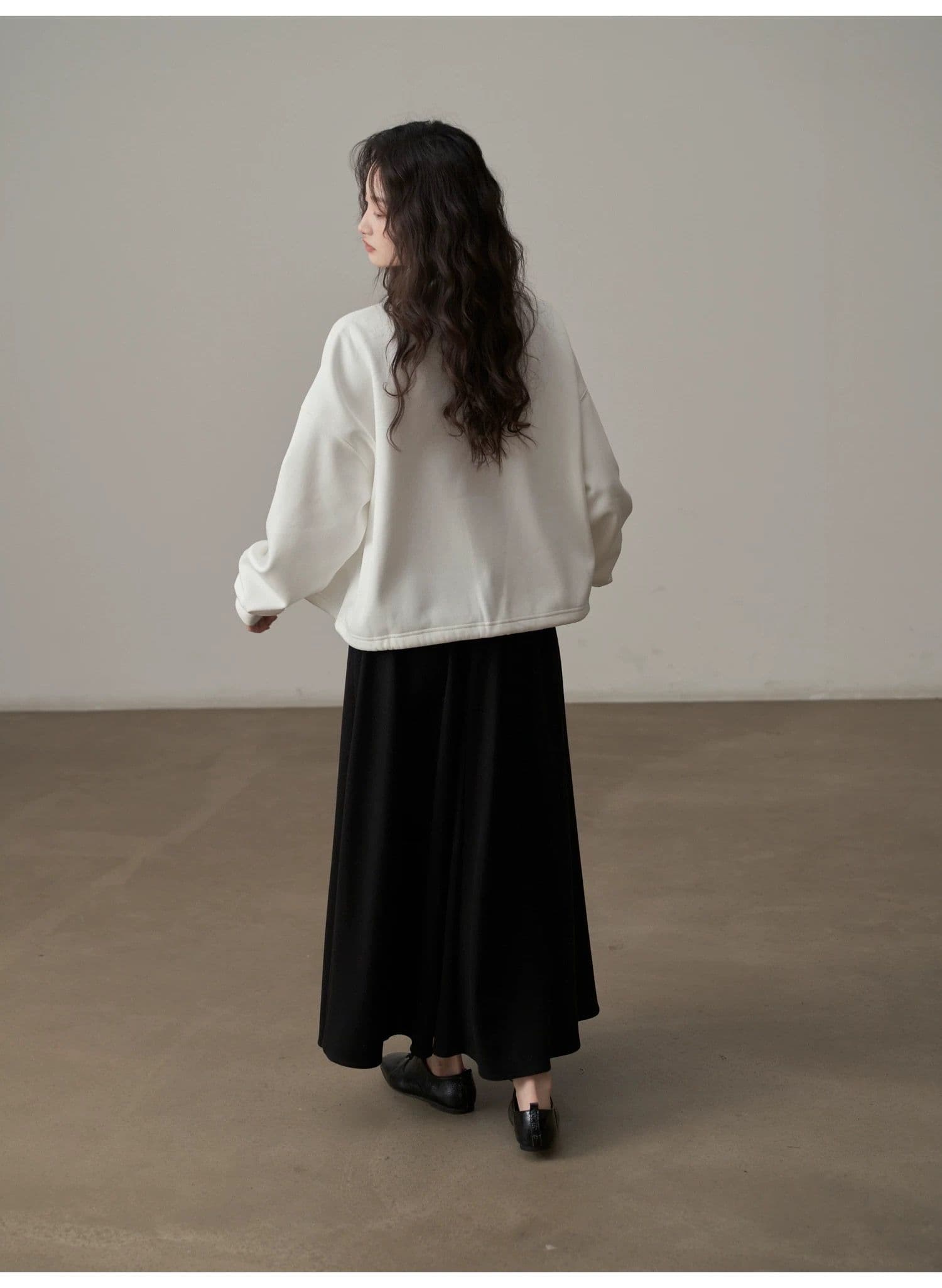 モード系ファッション【ゆったり立体シルエット】ハイネック斜め切り替えデザイントップス（ホワイト／ブラック）