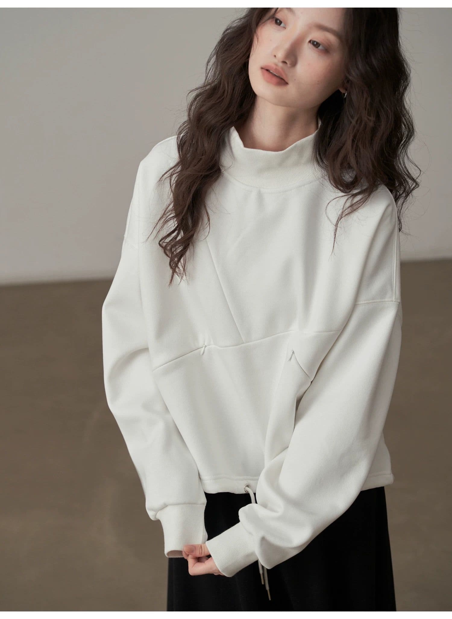 モード系ファッション【ゆったり立体シルエット】ハイネック斜め切り替えデザイントップス（ホワイト／ブラック）