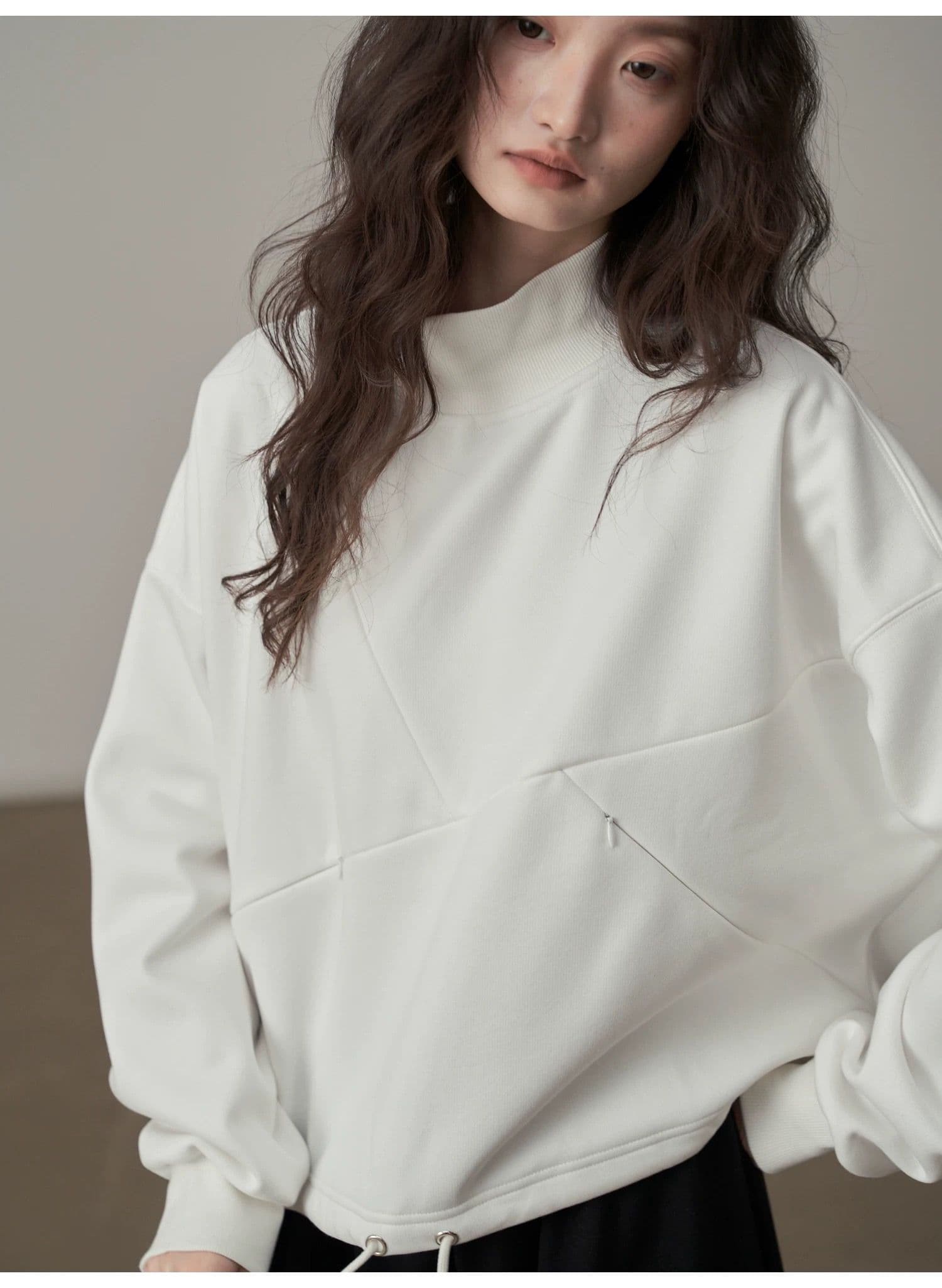 モード系ファッション【ゆったり立体シルエット】ハイネック斜め切り替えデザイントップス（ホワイト／ブラック）