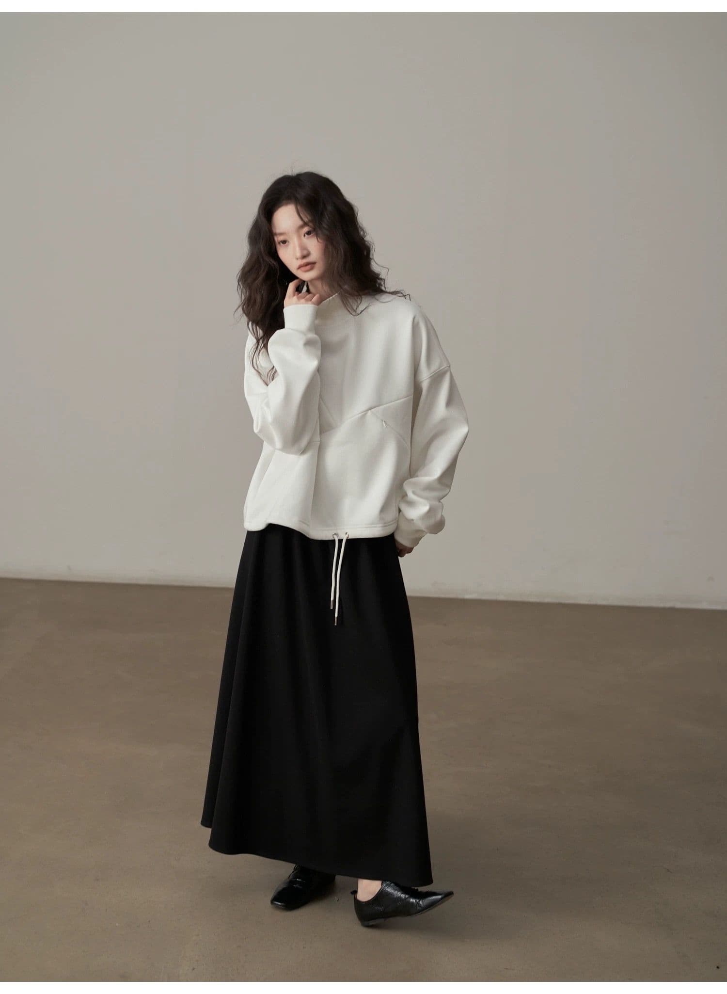 モード系ファッション【ゆったり立体シルエット】ハイネック斜め切り替えデザイントップス（ホワイト／ブラック）