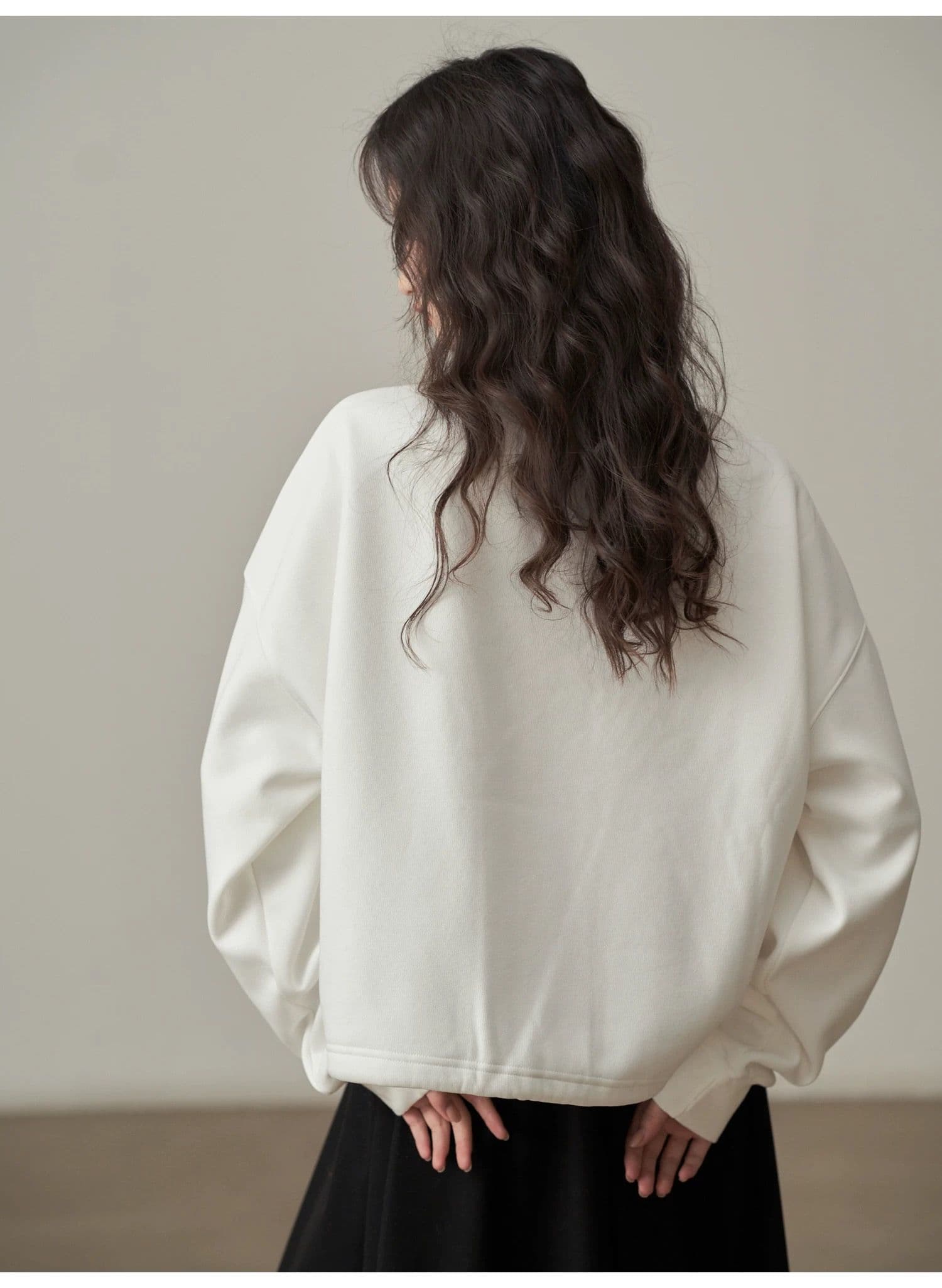 モード系ファッション【ゆったり立体シルエット】ハイネック斜め切り替えデザイントップス（ホワイト／ブラック）