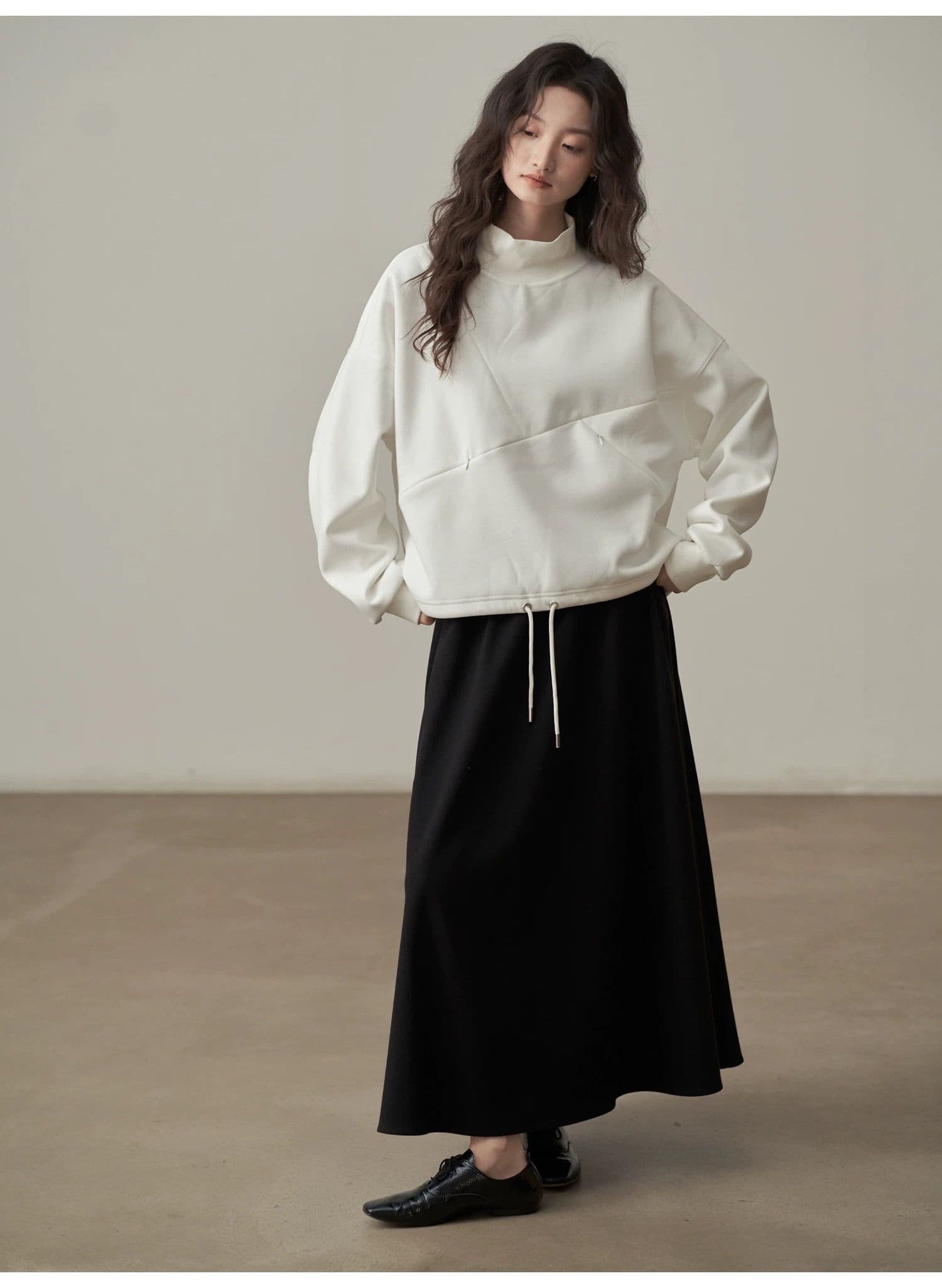 モード系ファッション【ゆったり立体シルエット】ハイネック斜め切り替えデザイントップス（ホワイト／ブラック）