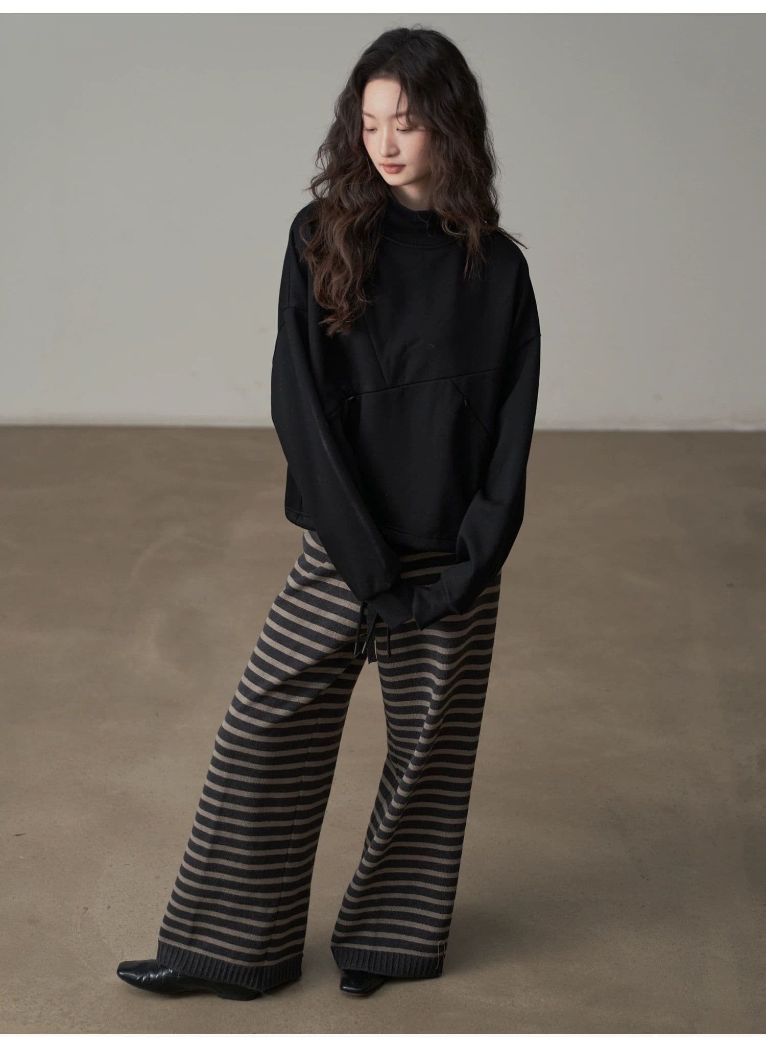 モード系ファッション【ゆったり立体シルエット】ハイネック斜め切り替えデザイントップス（ホワイト／ブラック）