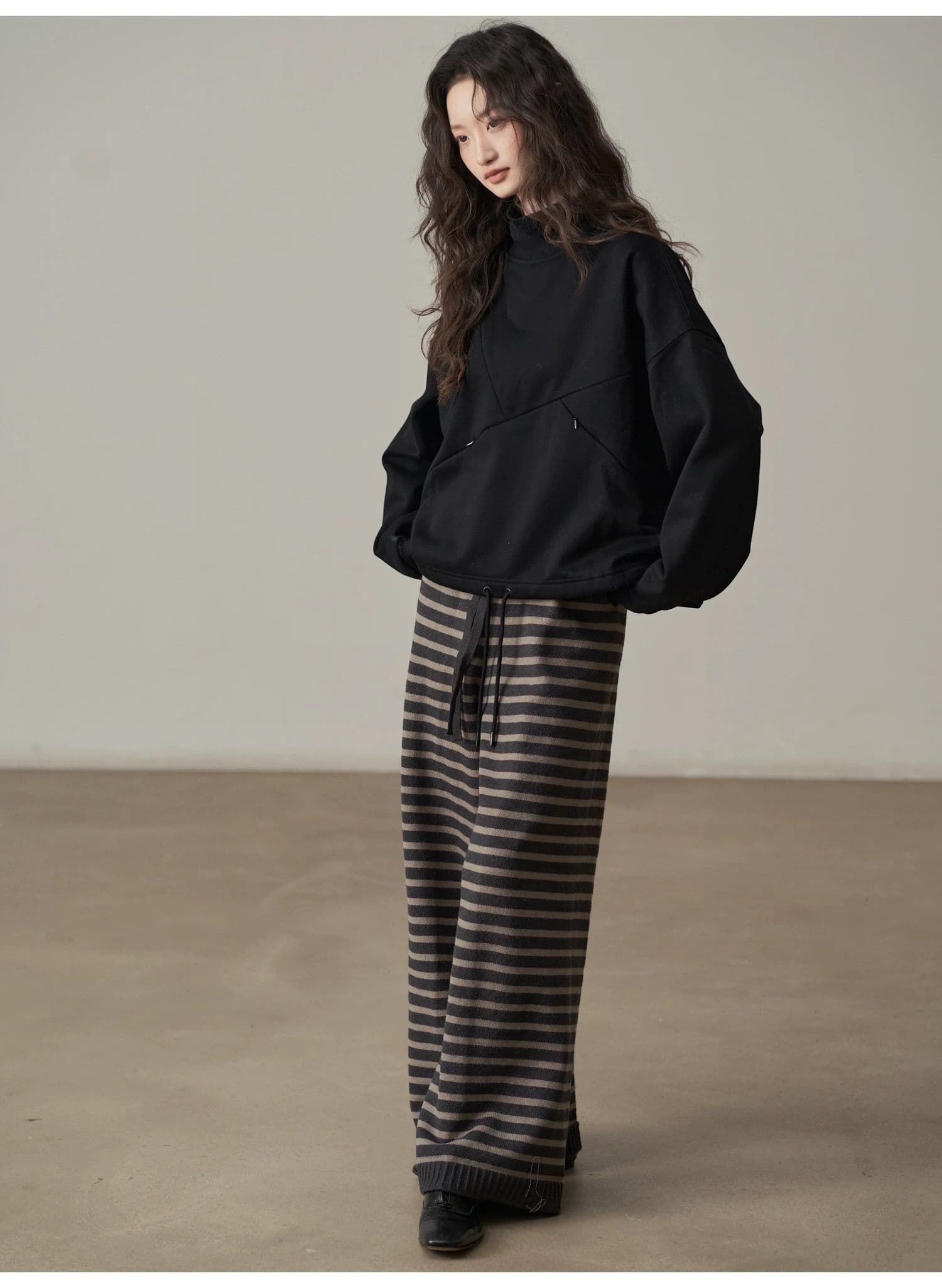 モード系ファッション【ゆったり立体シルエット】ハイネック斜め切り替えデザイントップス（ホワイト／ブラック）