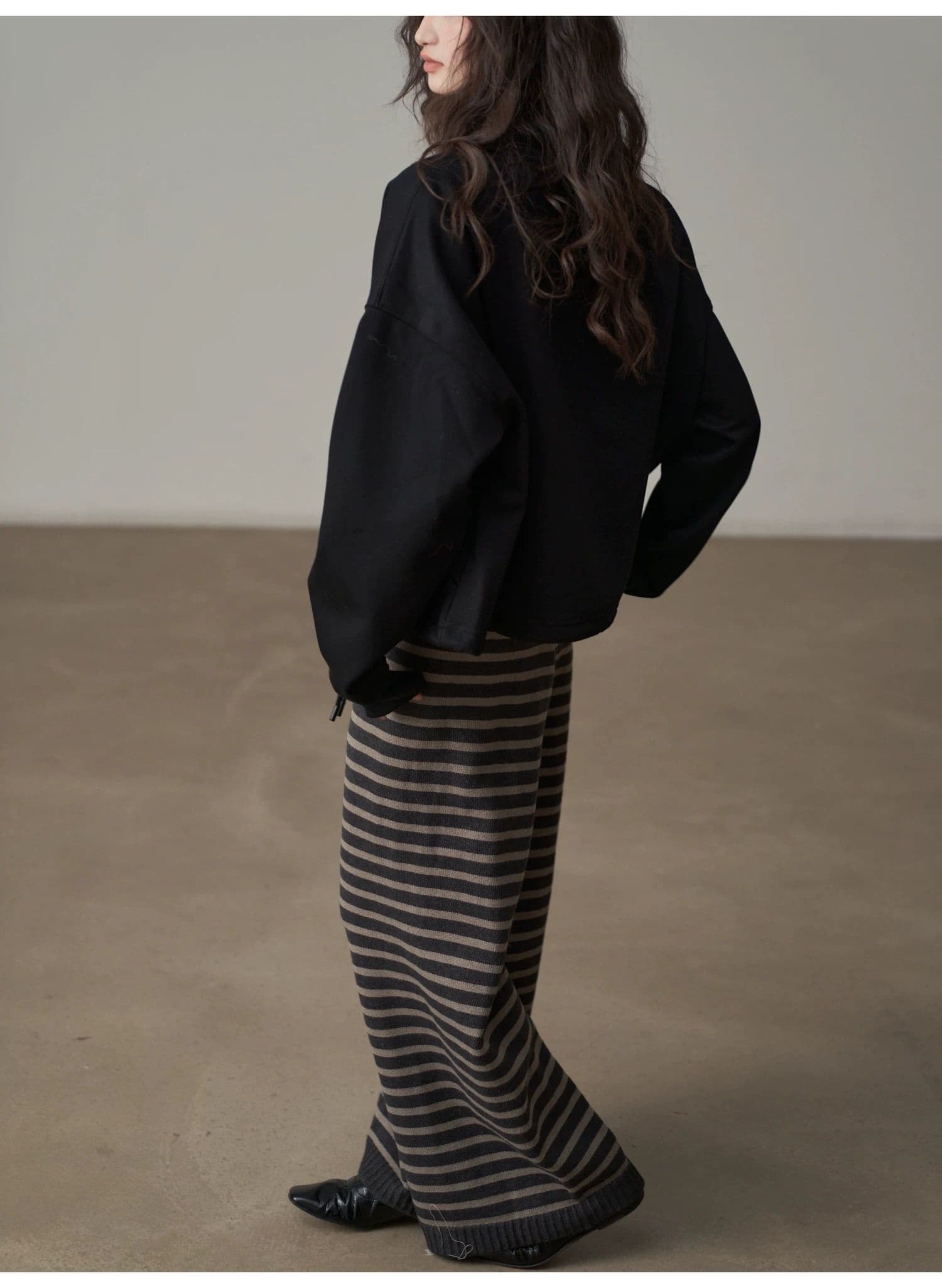 モード系ファッション【ゆったり立体シルエット】ハイネック斜め切り替えデザイントップス（ホワイト／ブラック）