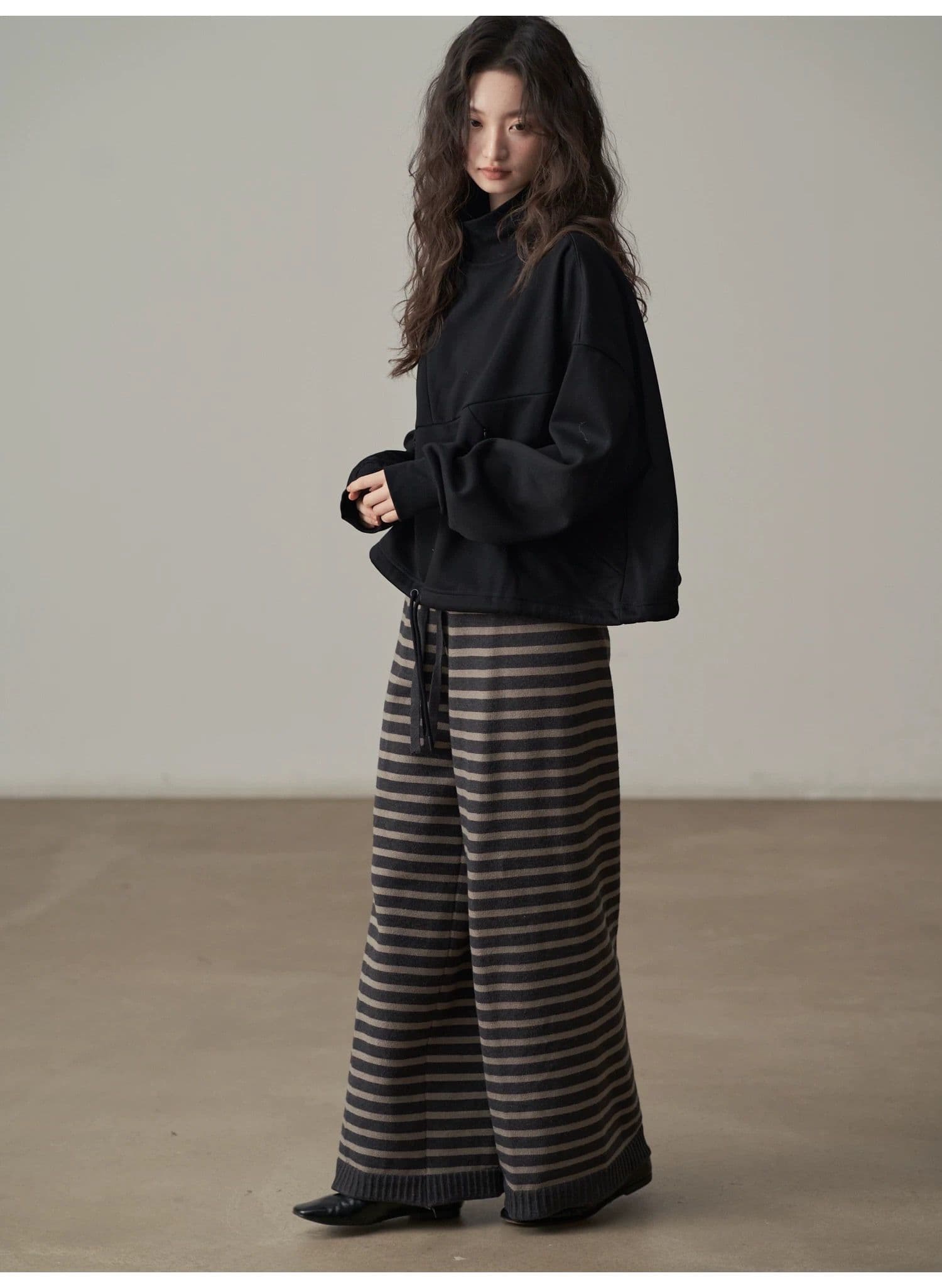 モード系ファッション【ゆったり立体シルエット】ハイネック斜め切り替えデザイントップス（ホワイト／ブラック）