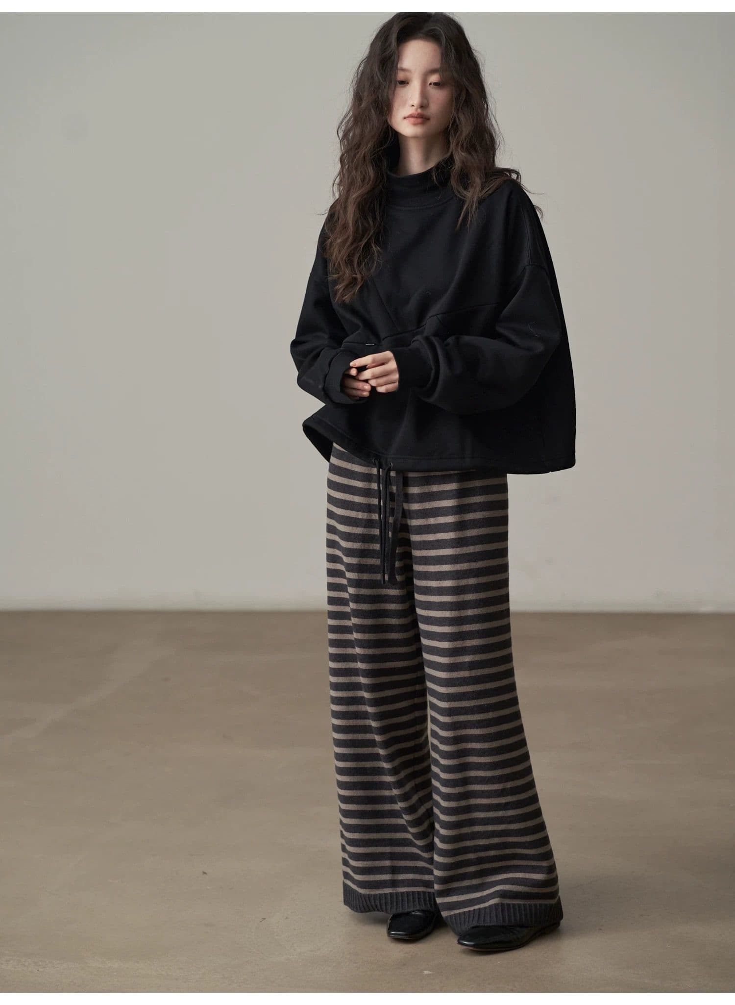 モード系ファッション【ゆったり立体シルエット】ハイネック斜め切り替えデザイントップス（ホワイト／ブラック）