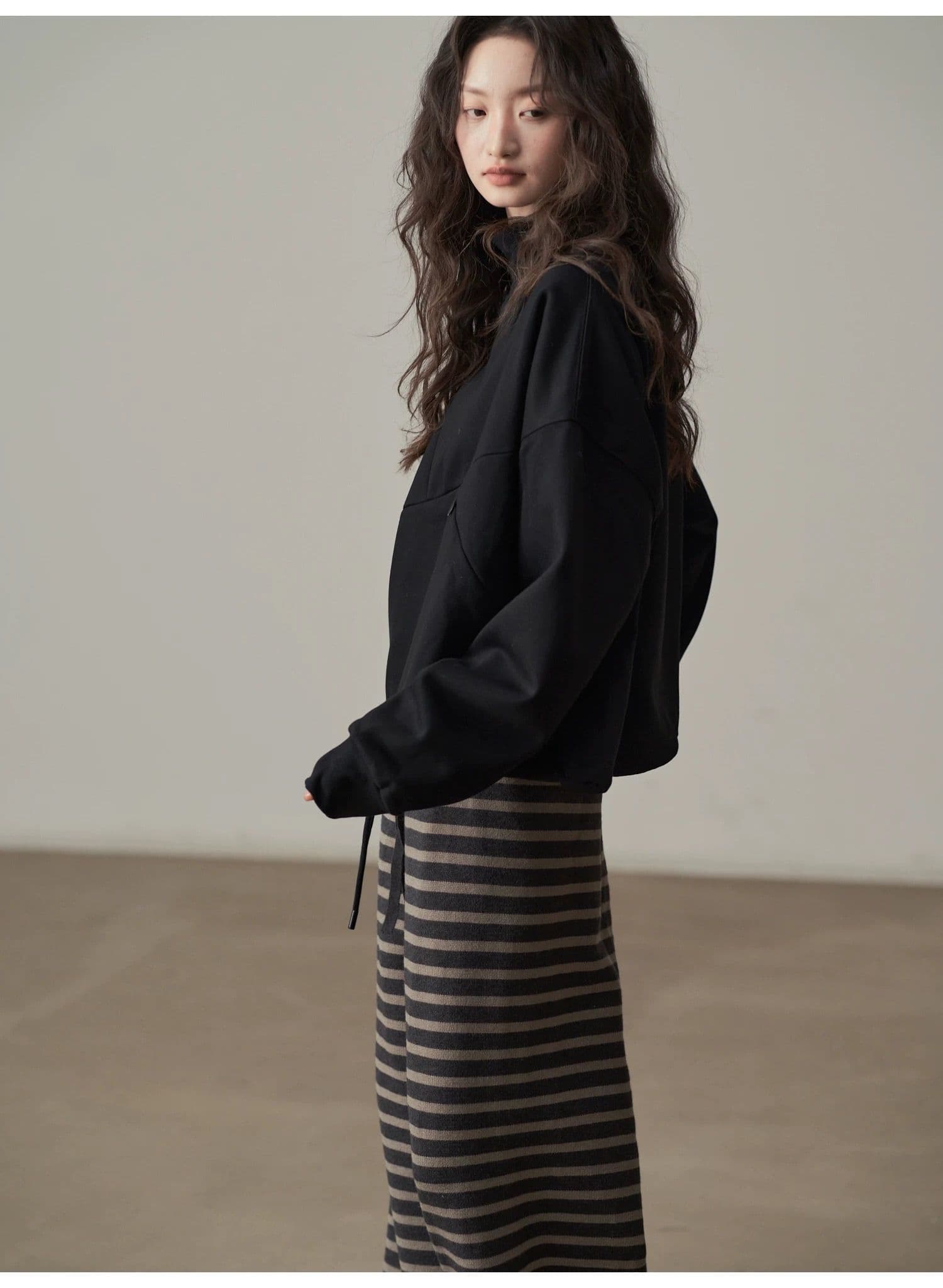 モード系ファッション【ゆったり立体シルエット】ハイネック斜め切り替えデザイントップス（ホワイト／ブラック）