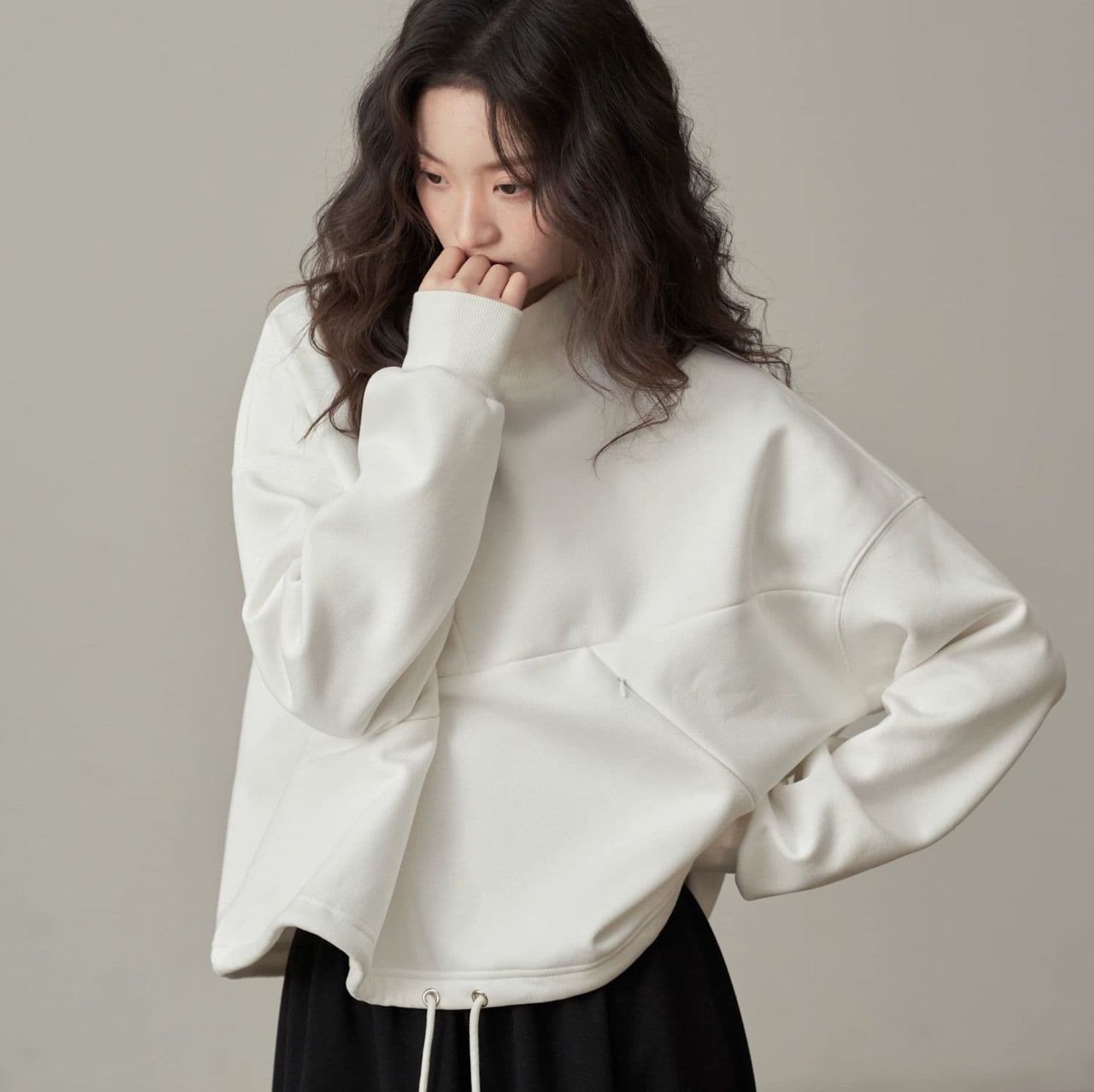 モード系ファッション【ゆったり立体シルエット】ハイネック斜め切り替えデザイントップス（ホワイト／ブラック）