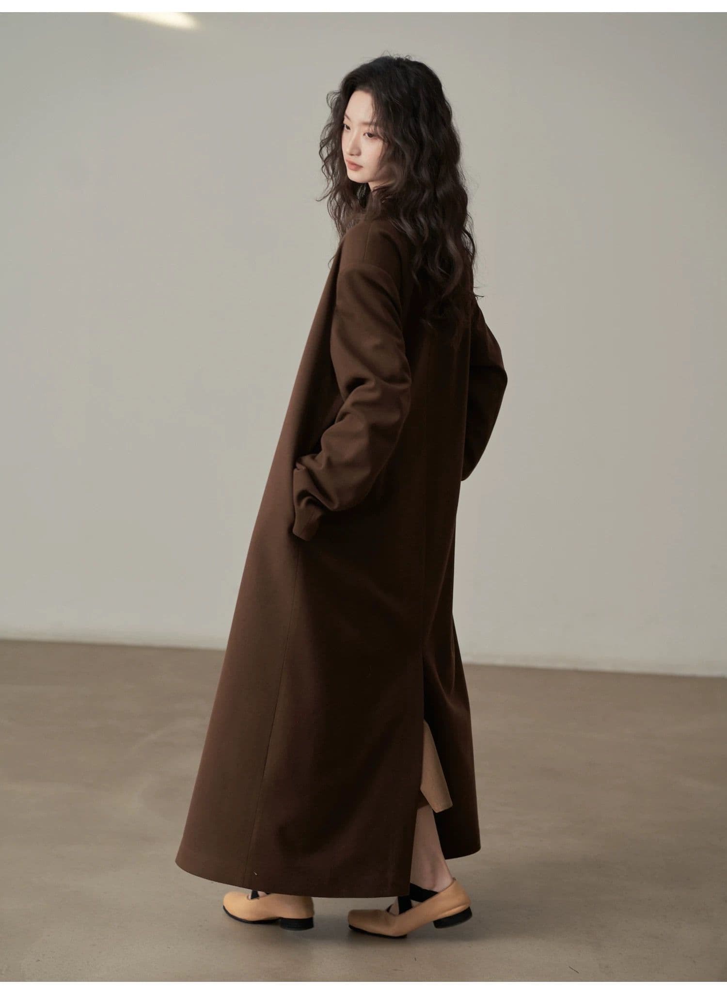 モード系ファッション【ロング丈・一粒ボタン】直線シルエットが美しいVネックミニマルコート