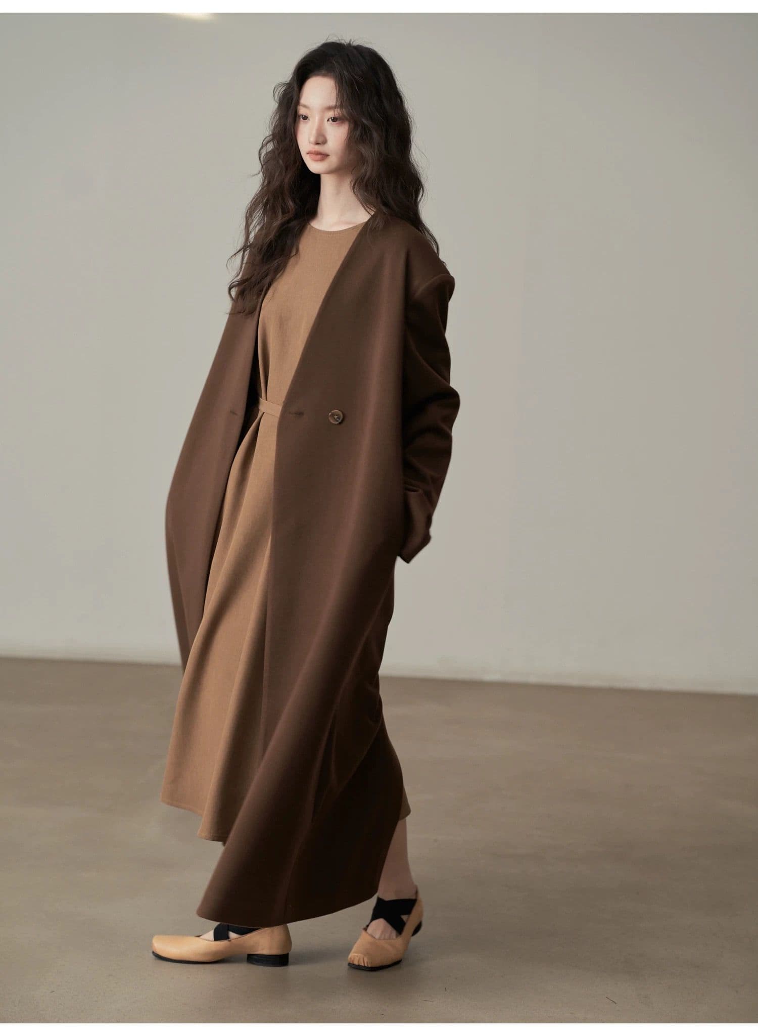 モード系ファッション【ロング丈・一粒ボタン】直線シルエットが美しいVネックミニマルコート