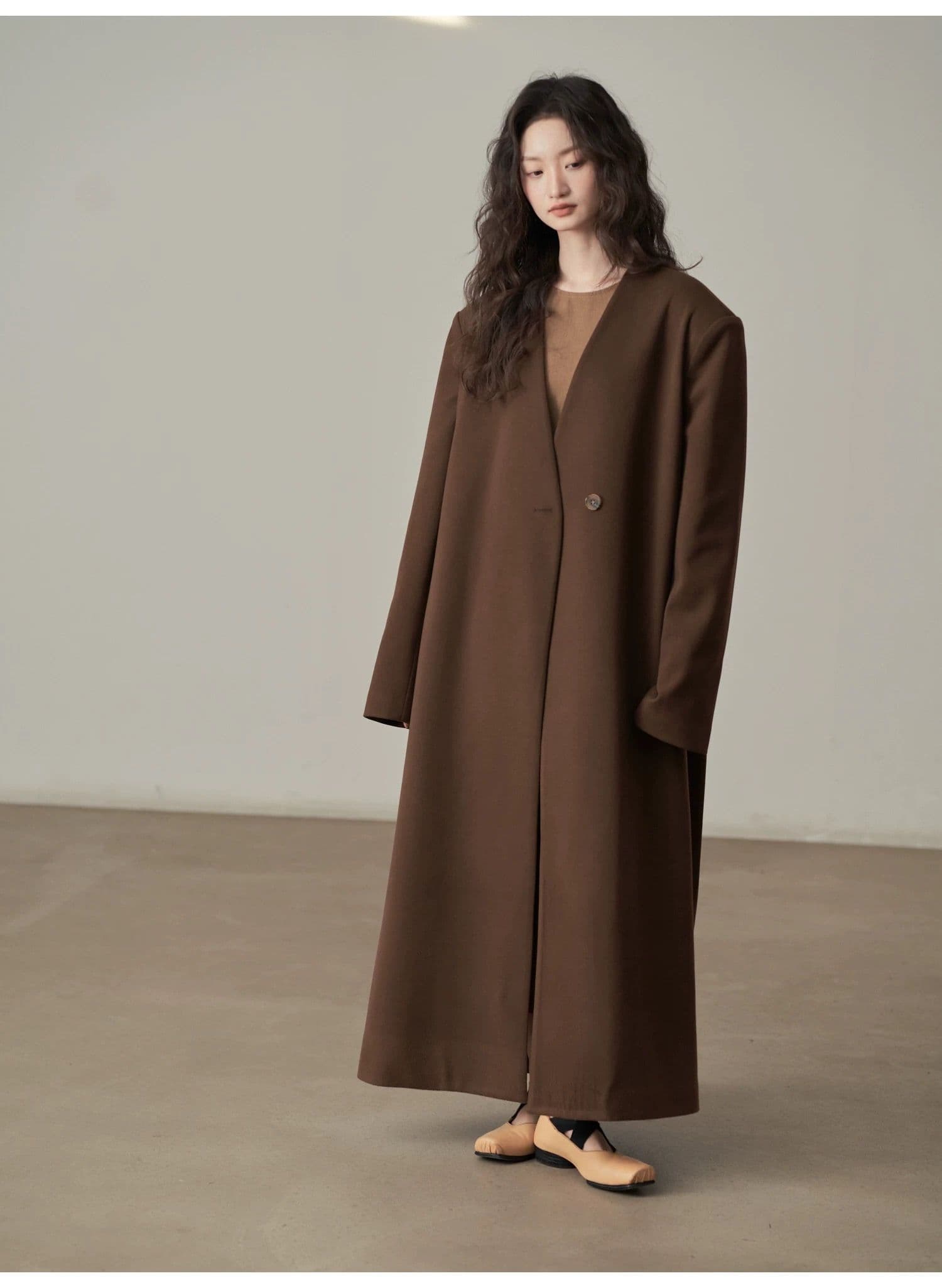 モード系ファッション【ロング丈・一粒ボタン】直線シルエットが美しいVネックミニマルコート