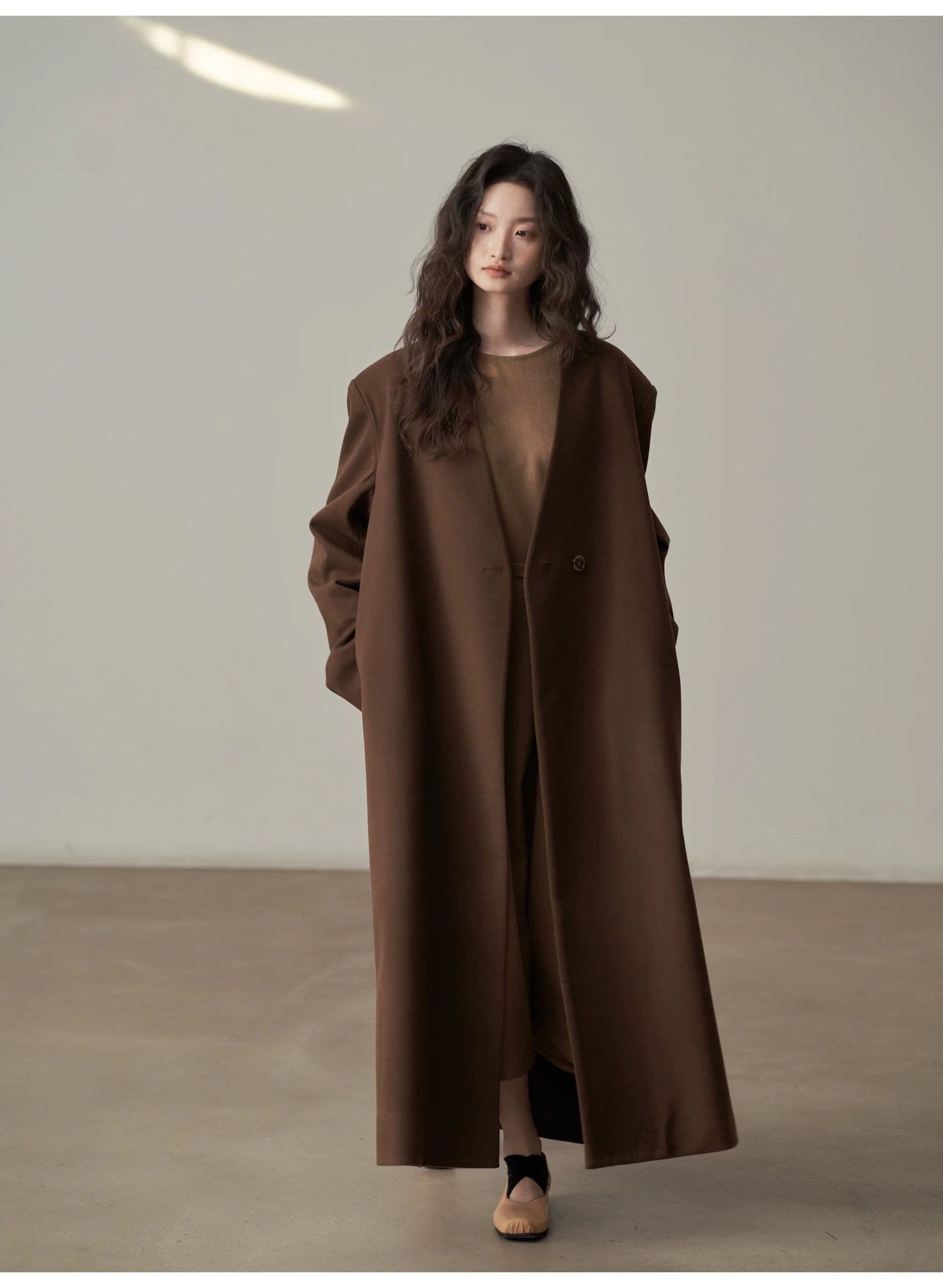 モード系ファッション【ロング丈・一粒ボタン】直線シルエットが美しいVネックミニマルコート