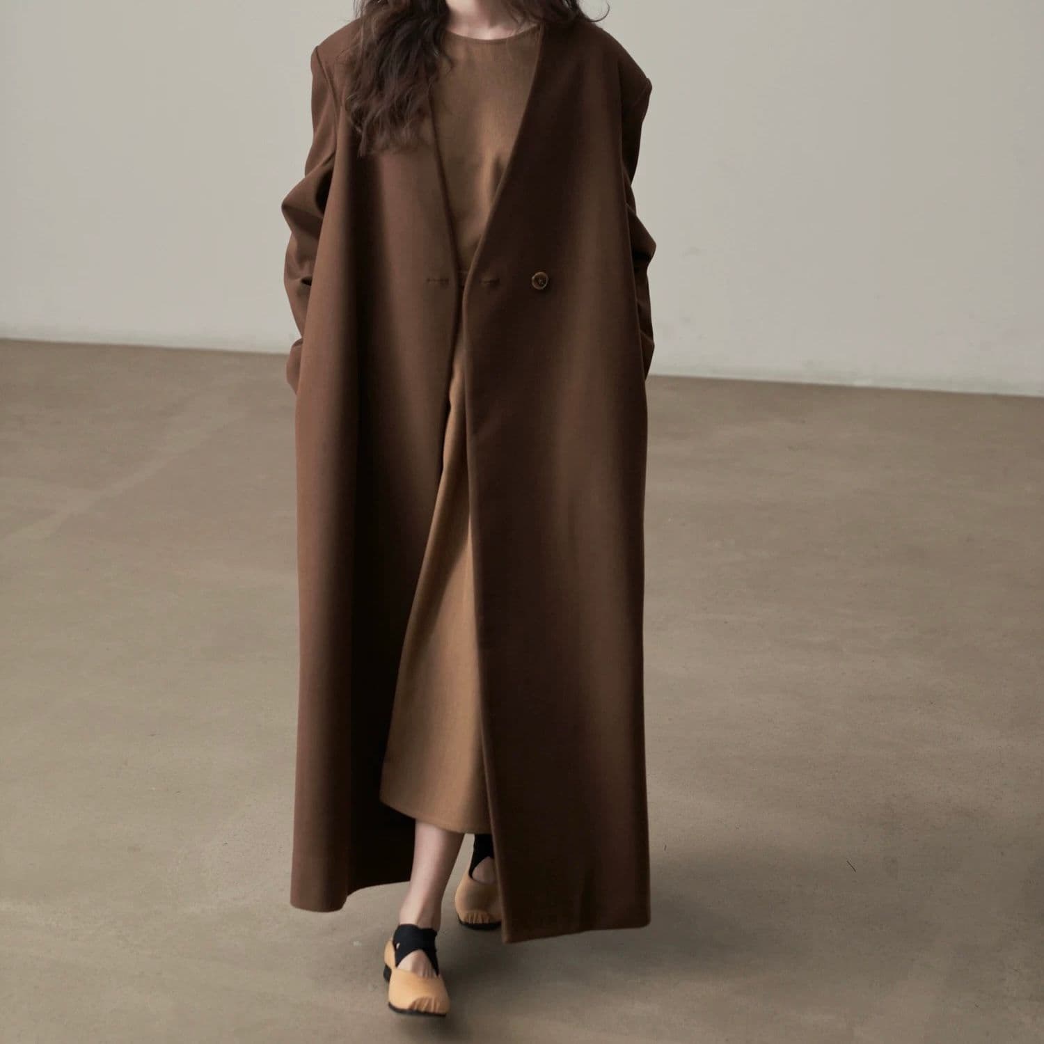 モード系ファッション【ロング丈・一粒ボタン】直線シルエットが美しいVネックミニマルコート