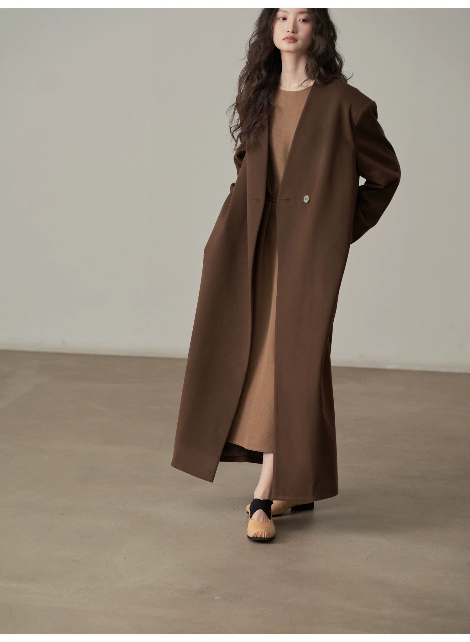 モード系ファッション【ロング丈・一粒ボタン】直線シルエットが美しいVネックミニマルコート